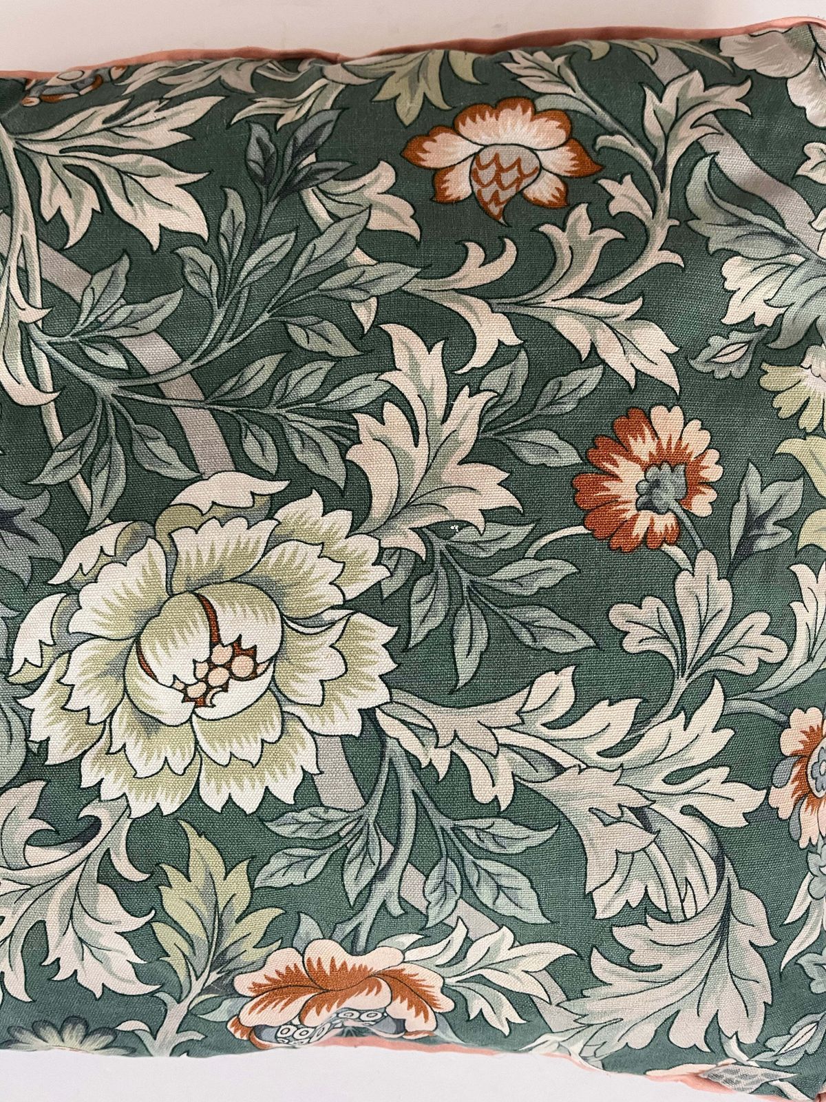 Geweven kussen in William Morris Art Nouveau bloemstijl, 20e eeuw photo vinterior