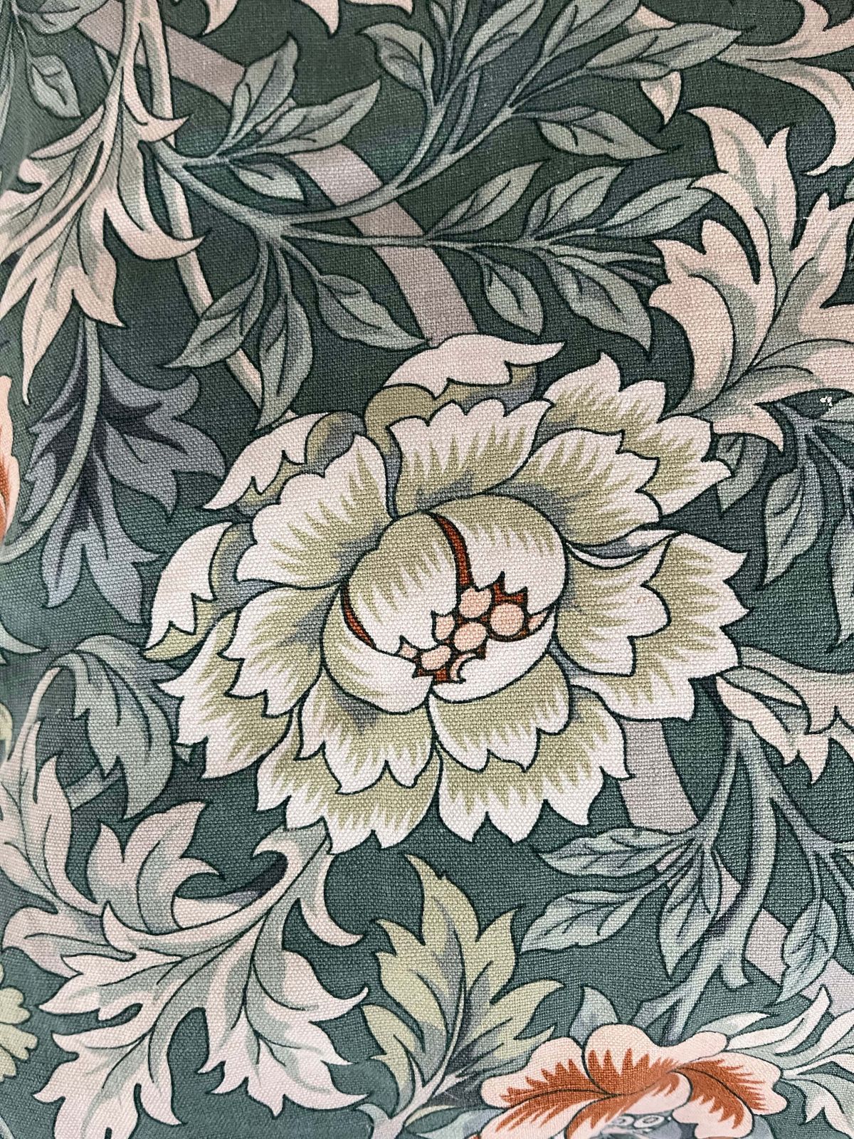 Geweven kussen in William Morris Art Nouveau bloemstijl, 20e eeuw photo buy