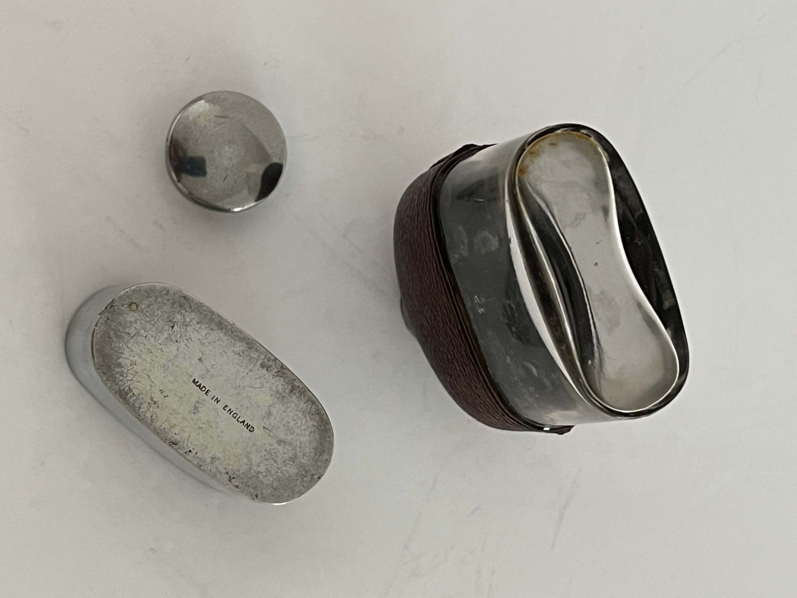Antiek damesheupflesje, glas en leer, tinnen beker, ca. 1890 photo vintage