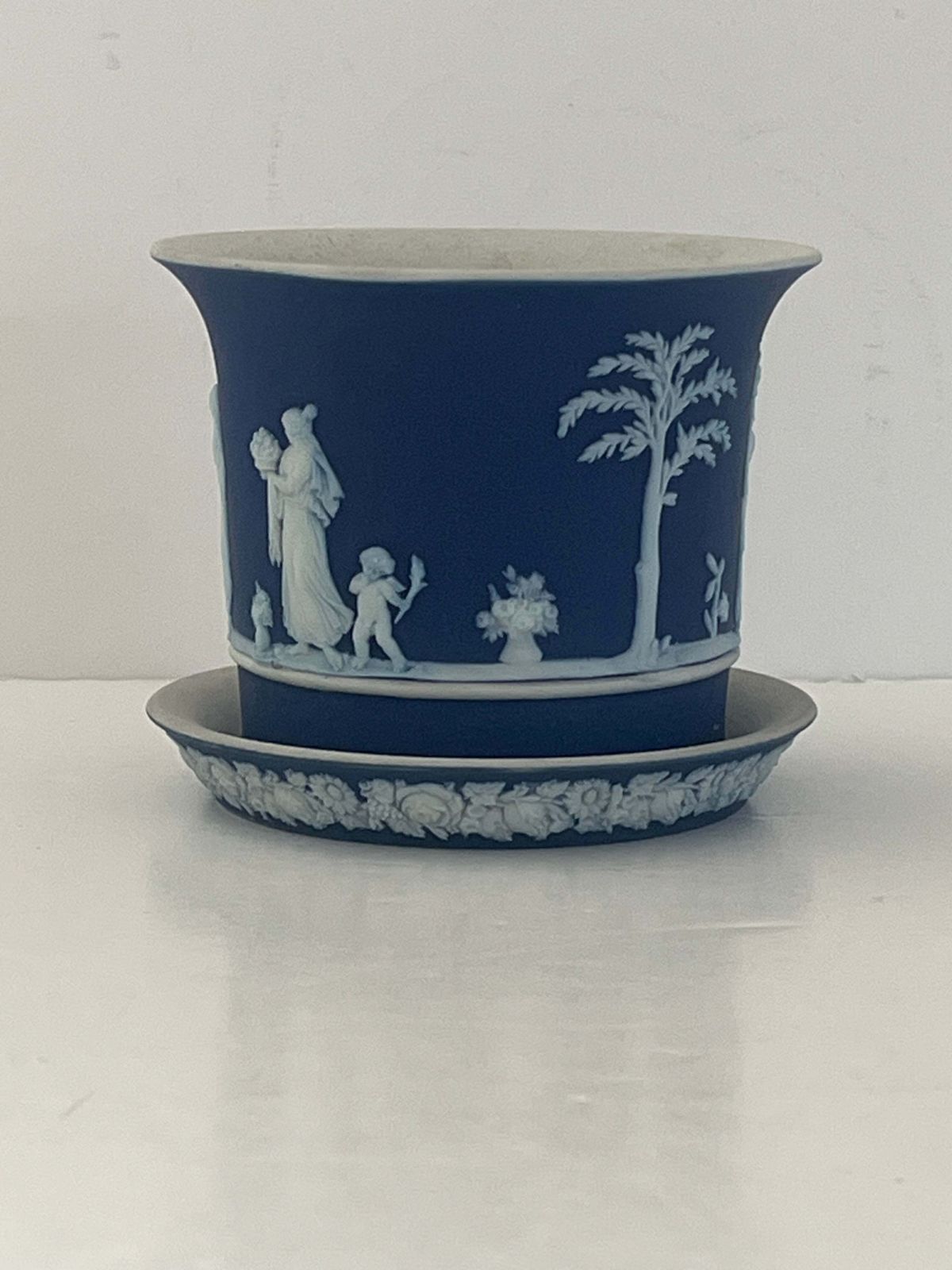 Wedgwood Jasperware kleine bloempot met onderbord, klassieke figuren, jaren 1920 photo for sale