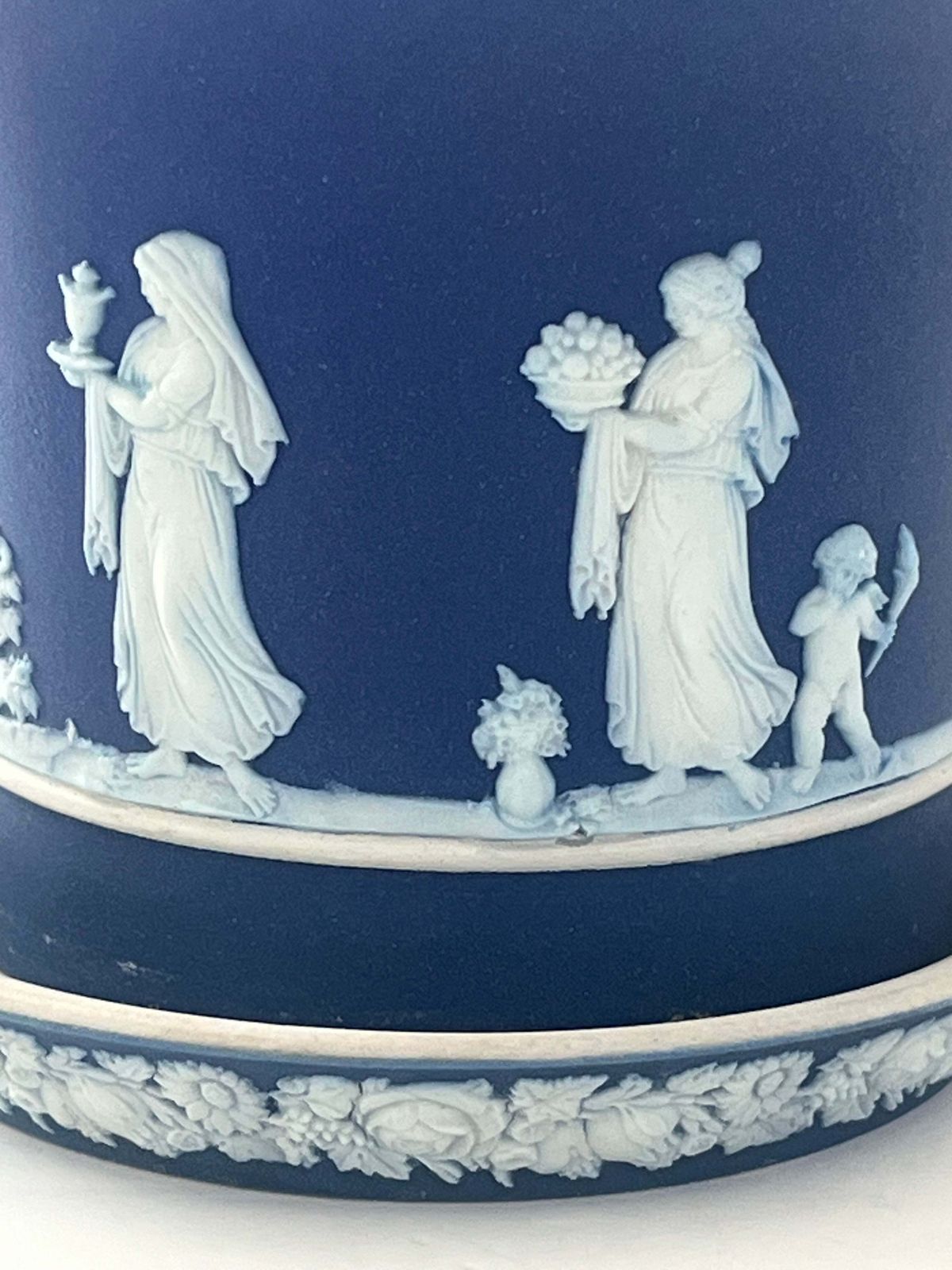 Wedgwood Jasperware kleine bloempot met onderbord, klassieke figuren, jaren 1920 photo 358.0