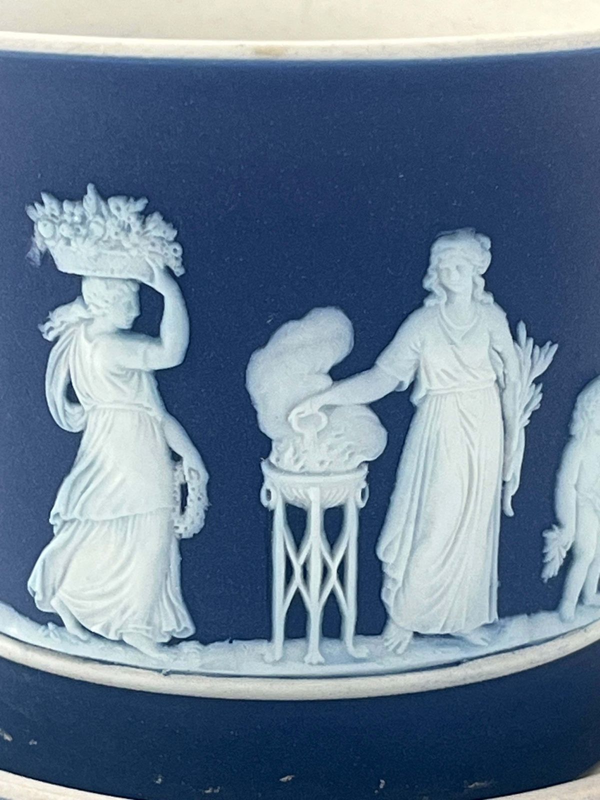 photo furniture Wedgwood Jasperware kleine bloempot met onderbord, klassieke figuren, jaren 1920