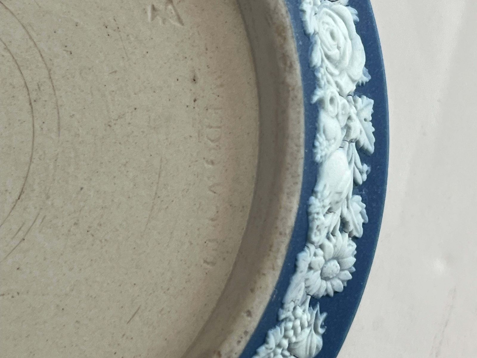 photo for sale Wedgwood Jasperware kleine bloempot met onderbord, klassieke figuren, jaren 1920
