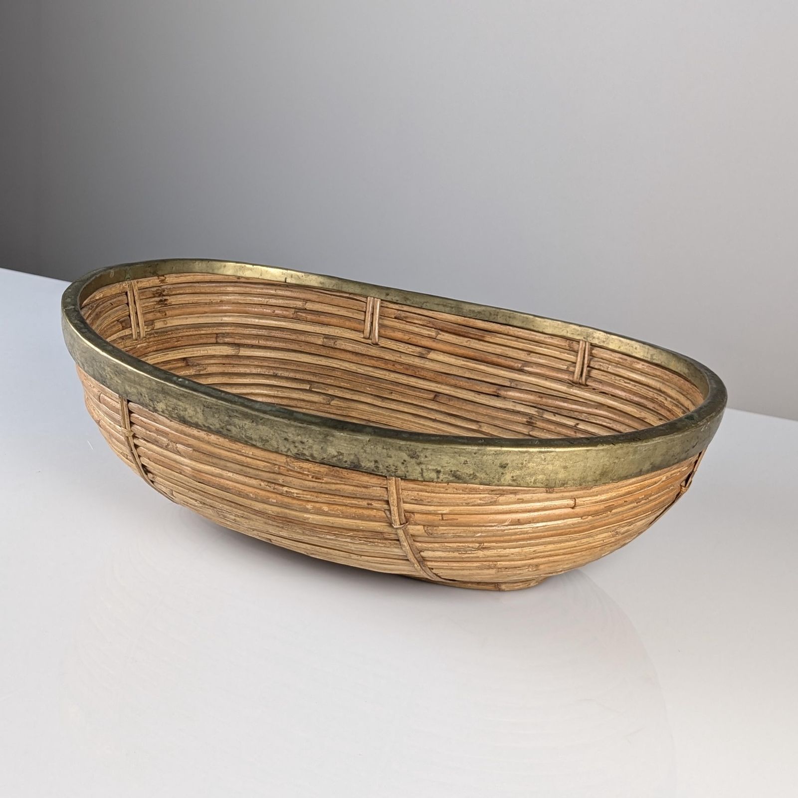 Coupe de milieu de table italienne Mid Century en rotin et laiton, ovale, années 1970