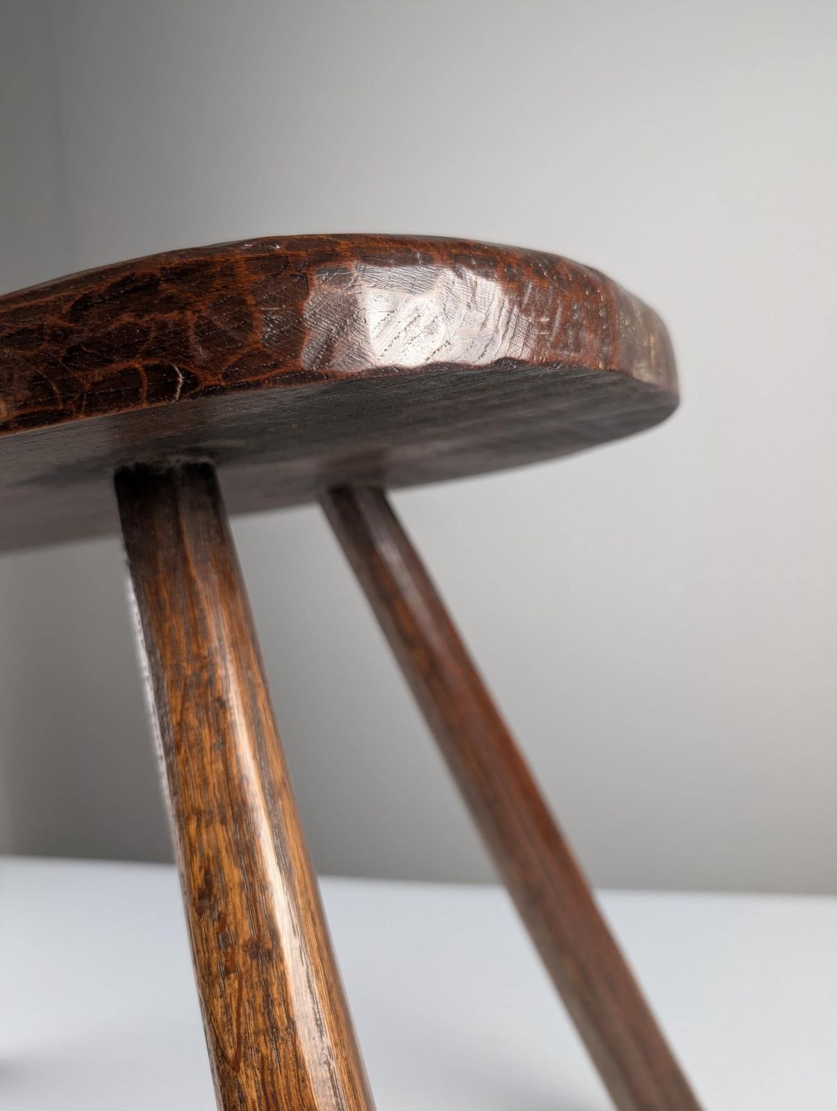 Banc rustique en bois sculpté à la main, plateau de forme organique libre, années 1940 photo Mobilier