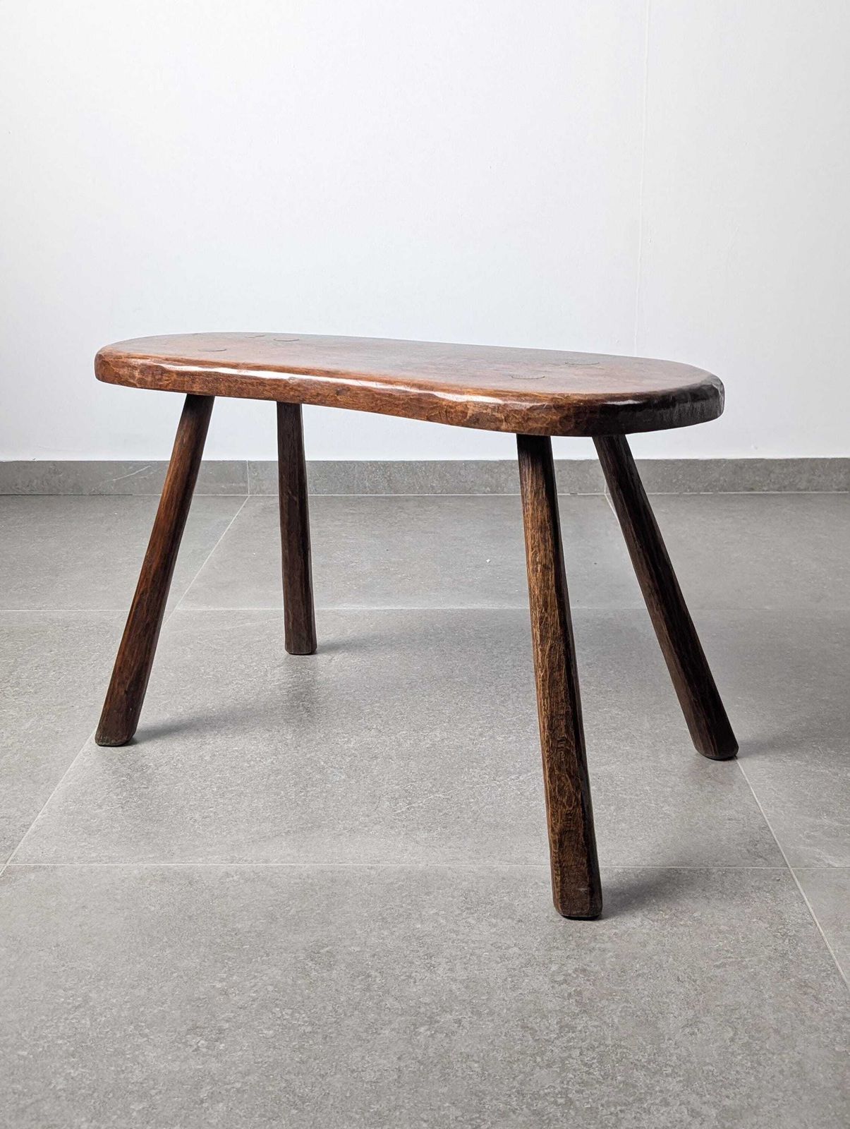 Banc rustique en bois sculpté à la main, plateau de forme organique libre, années 1940 photo vintage