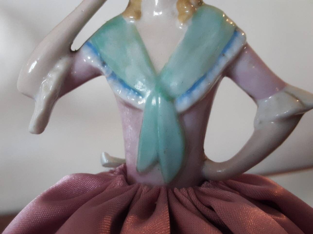 Demi-poupée en porcelaine avec pelote à épingles, années 1930, jupe rose blush photo Décoration