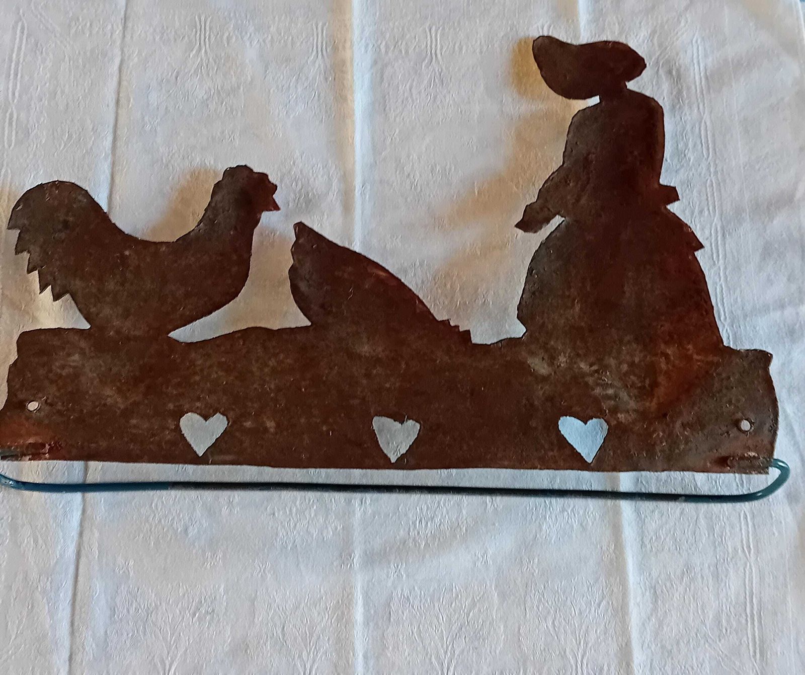 photo for sale Folk Art keukenhanddoekhouder, handdoekrek met een vrouw die kippen voert
