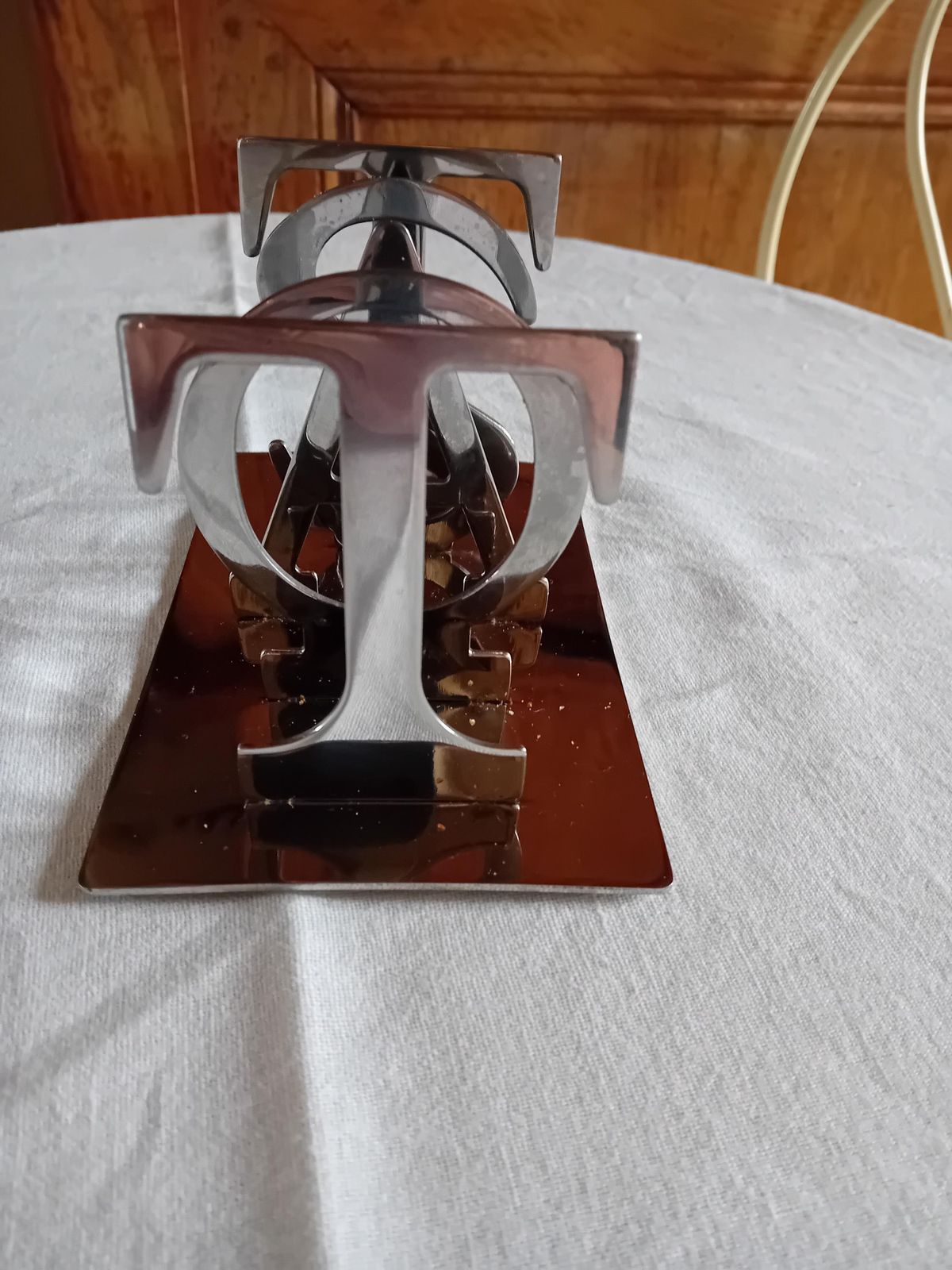 Toastrack Verzilverd Keukenaccessoire voor Geroosterd Brood op Tafel photo vintage