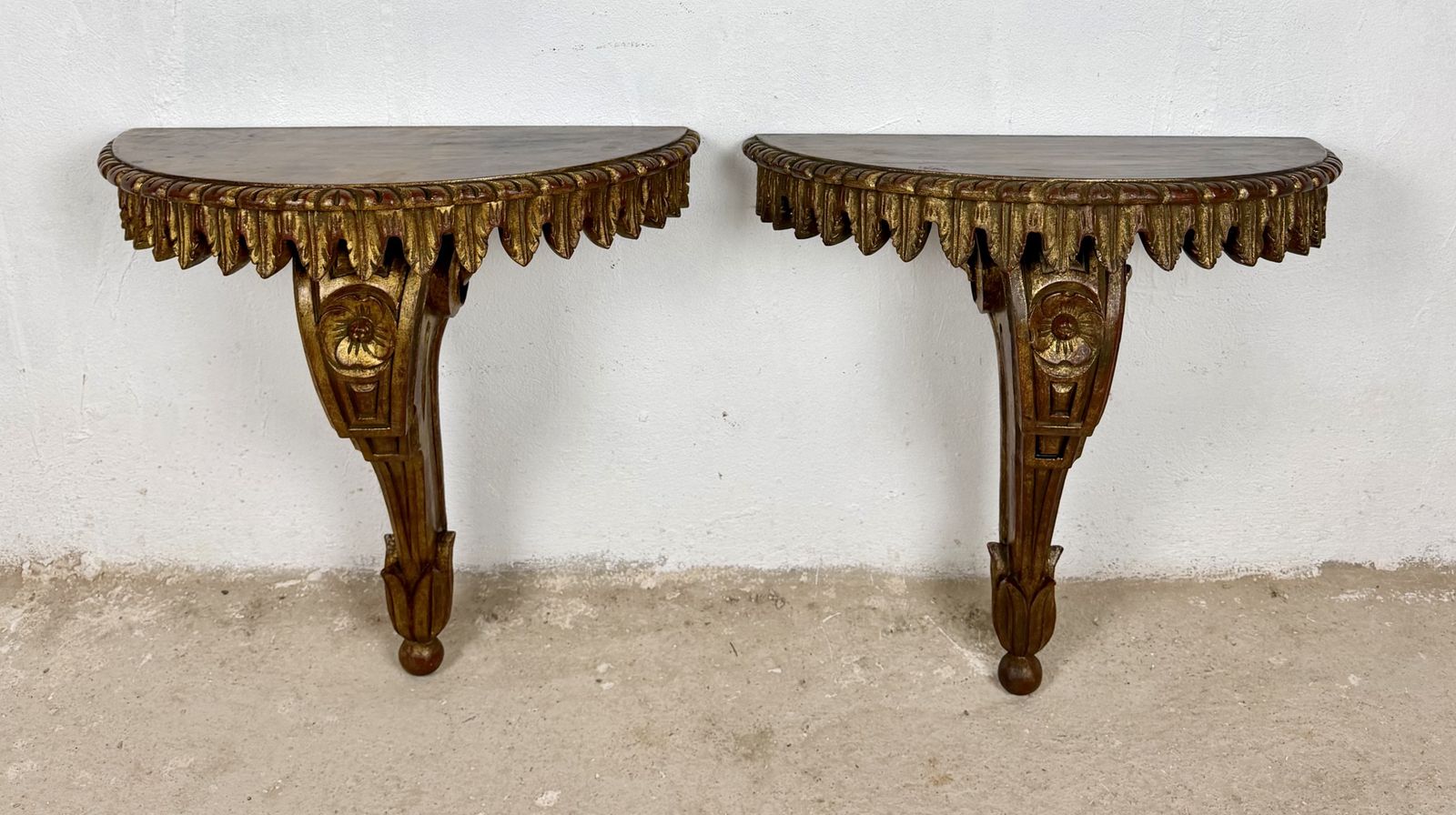 Paar Italiaanse polychroom beschilderde wandconsoles, midden 20e eeuw photo furniture