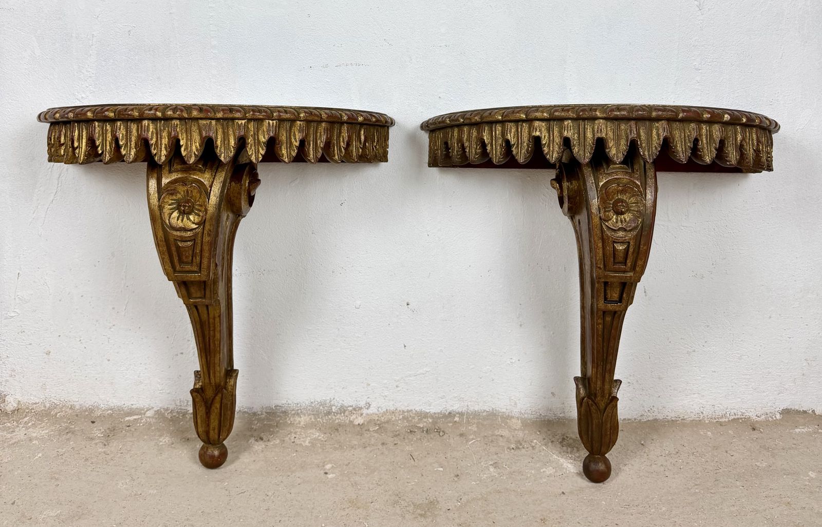Paar Italiaanse polychroom beschilderde wandconsoles, midden 20e eeuw photo for sale