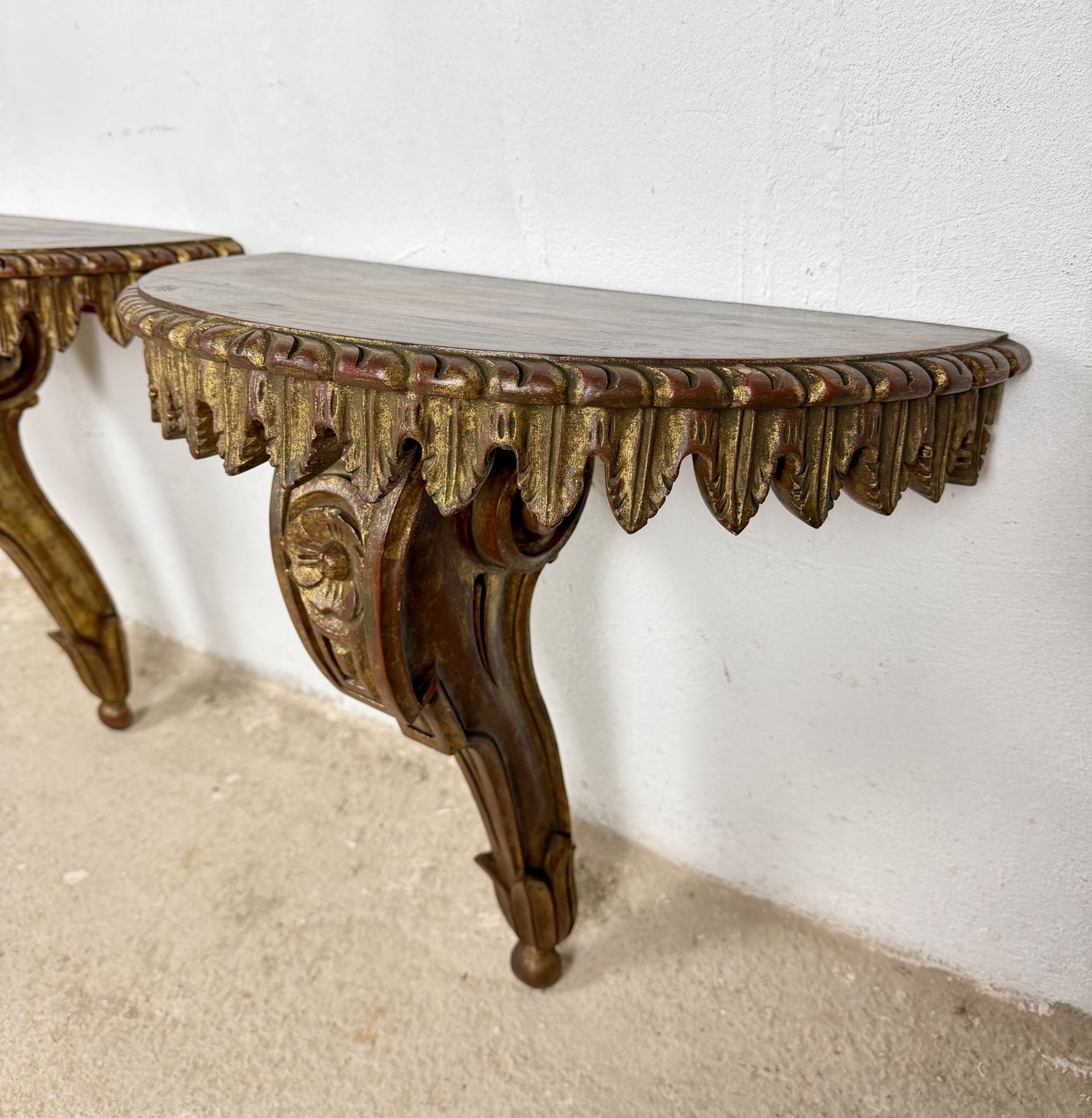 Paar Italiaanse polychroom beschilderde wandconsoles, midden 20e eeuw photo buy