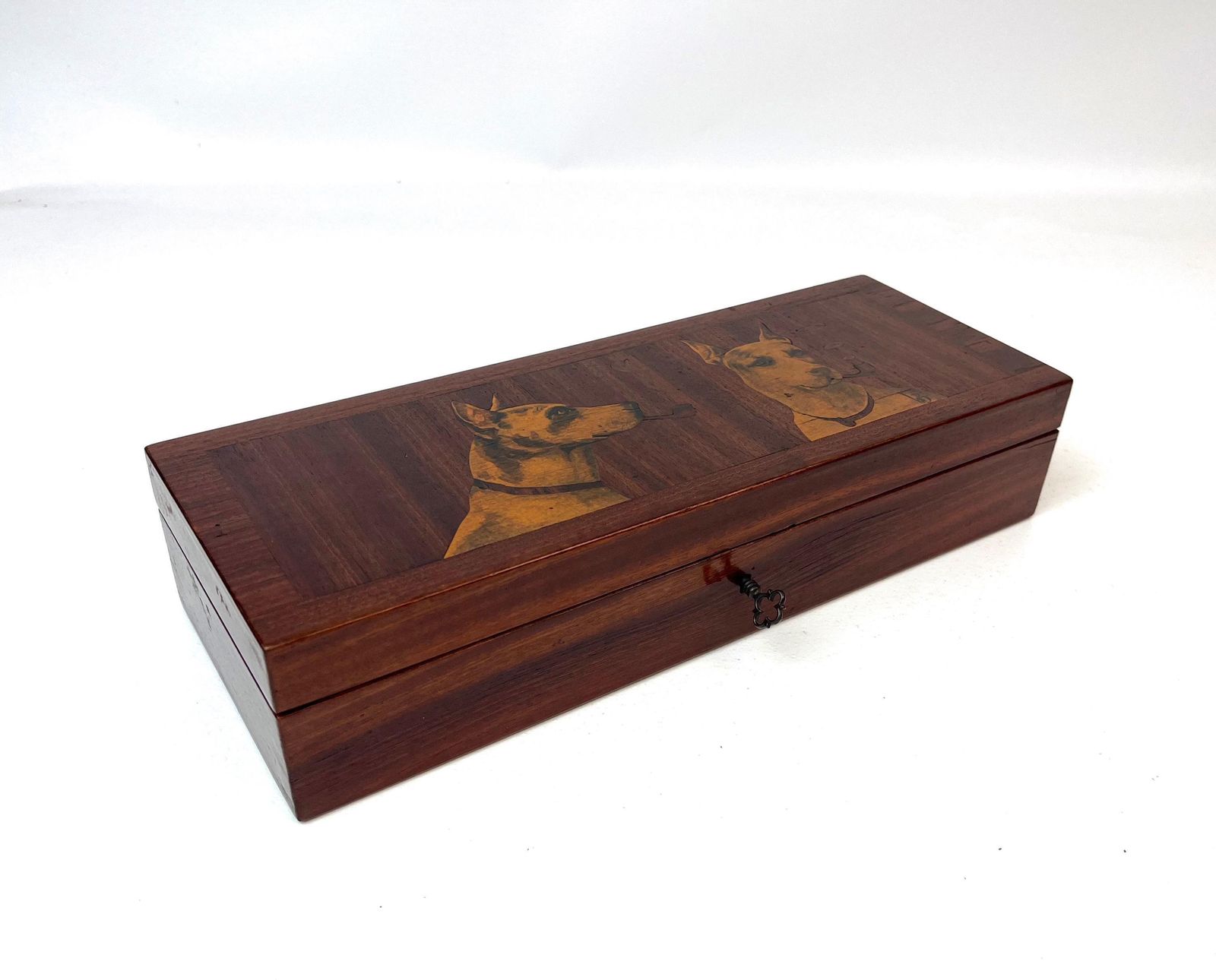 Boîte à tabac d'époque Art déco en bois, marqueterie de chiens, avec serrure et clé, signée et datée 1934 photo 430.0