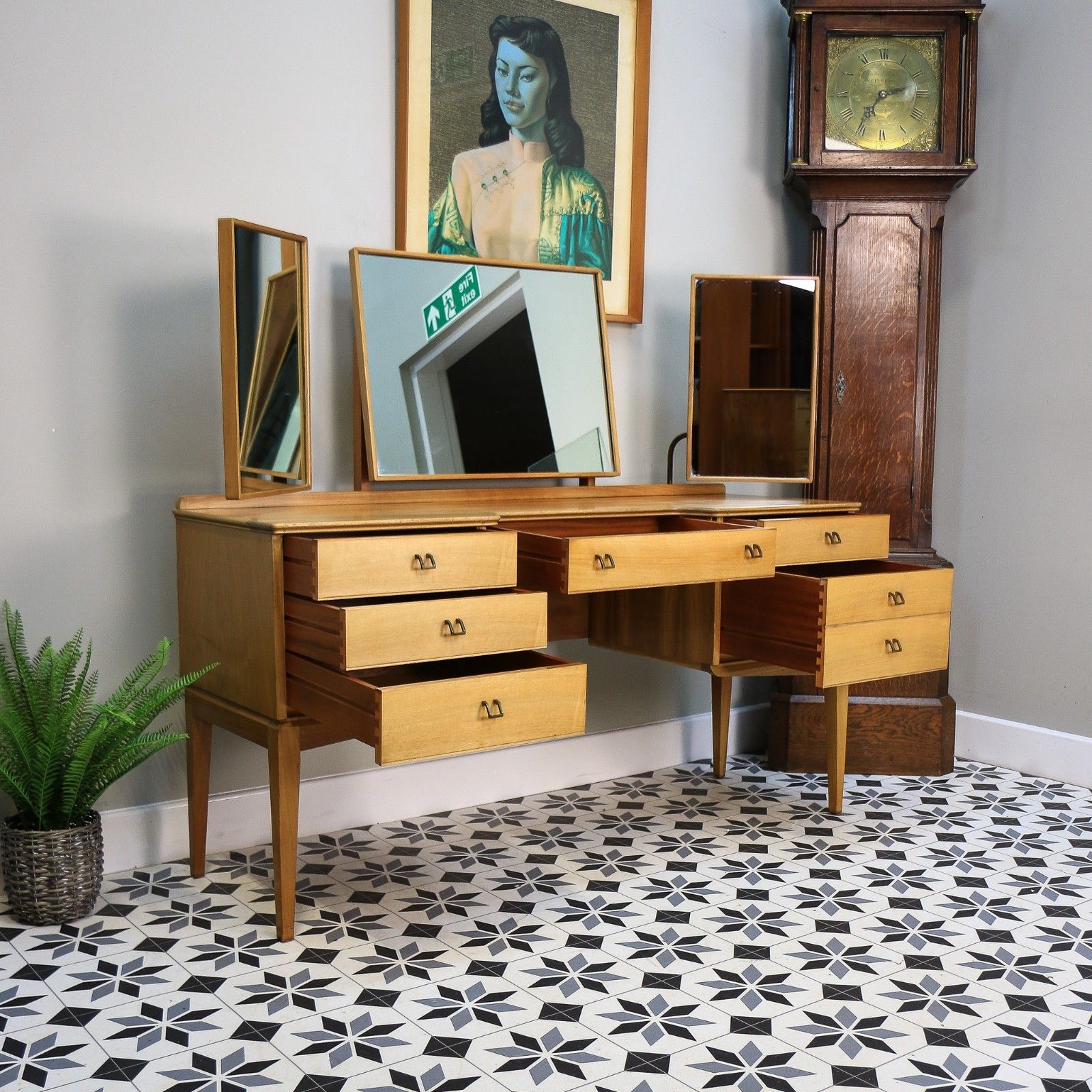 photo vintage Alfred Cox Dressing Table In Walnut For Heals With Triple Square Mirrors.