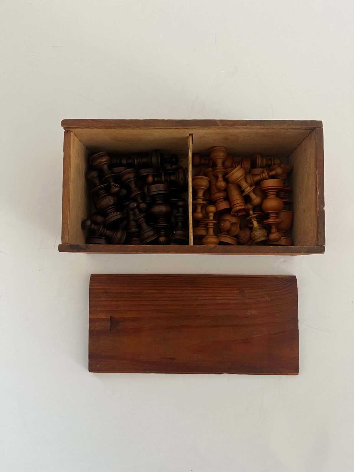 photo vintage Handgemaakt antiek schaakspel, Regency-stijl, hardhouten stukken, ca. 1900