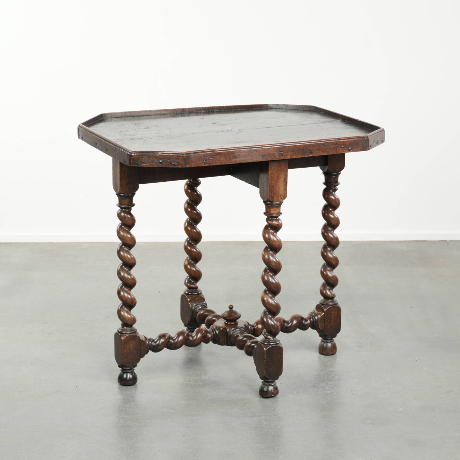 Bijzondere antieke Engelse walnoten zij-/centertafel met gedraaide poten en een achthoekig blad, ca. 1680.