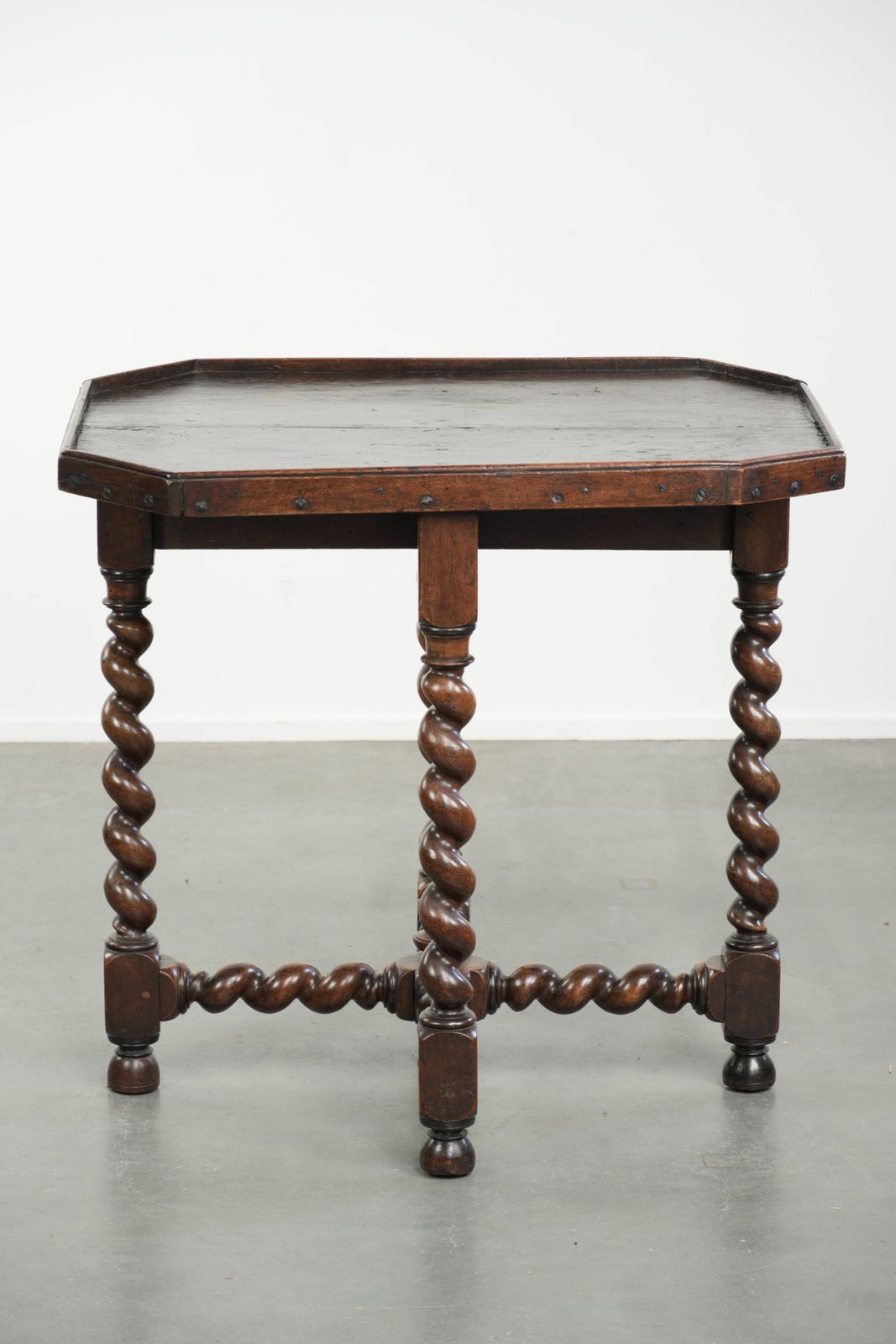 Bijzondere antieke Engelse walnoten zij-/centertafel met gedraaide poten en een achthoekig blad, ca. 1680. photo Meubels