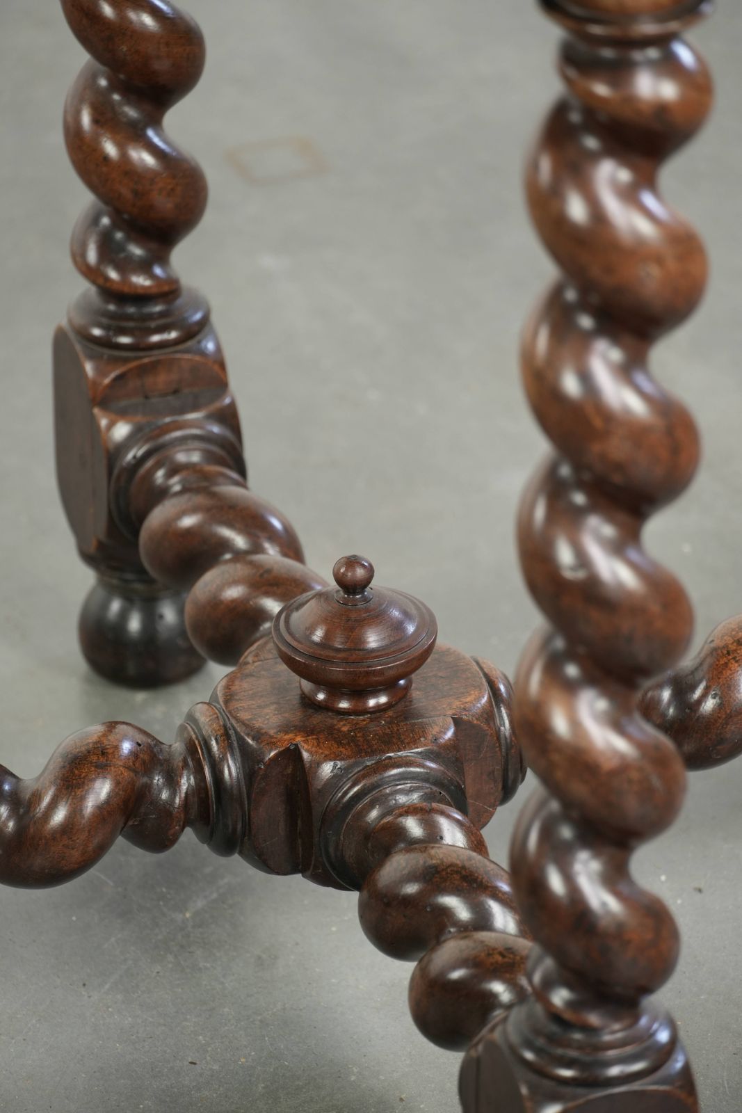 photo furniture Bijzondere antieke Engelse walnoten zij-/centertafel met gedraaide poten en een achthoekig blad, ca. 1680.