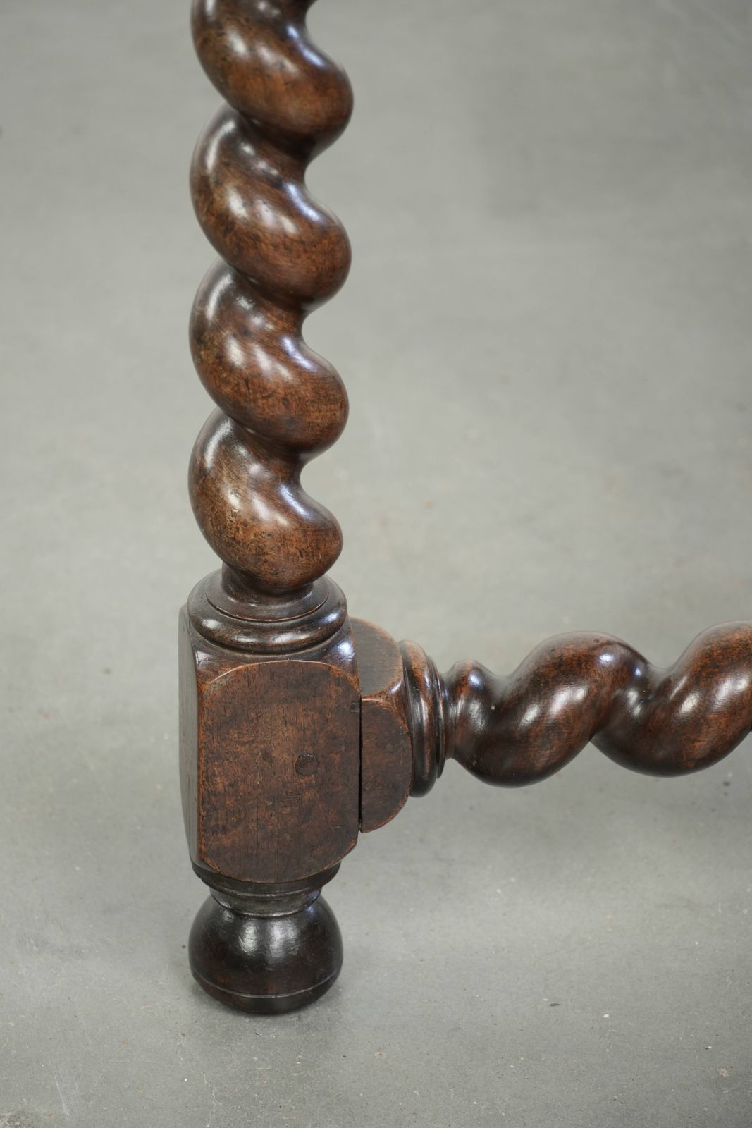photo for sale Bijzondere antieke Engelse walnoten zij-/centertafel met gedraaide poten en een achthoekig blad, ca. 1680.
