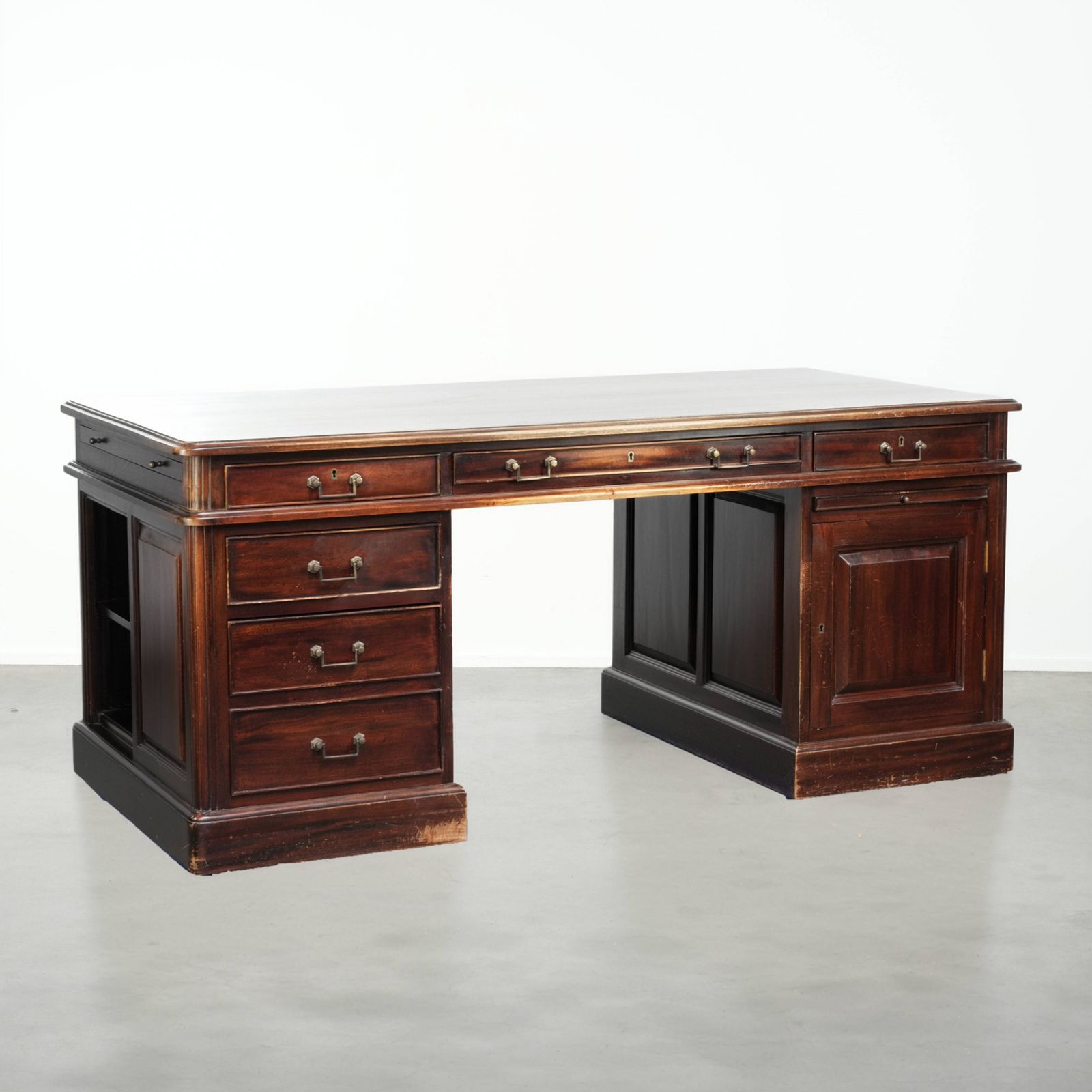 20e-eeuwse houten bureau/partnerbureau in Engelse stijl met een mooi uiterlijk