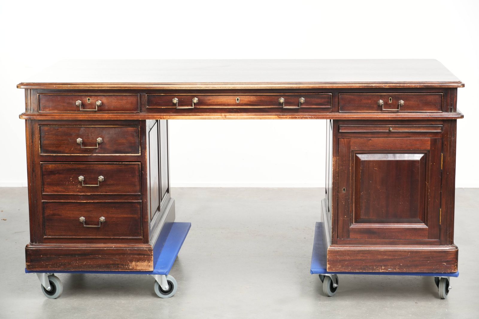 20e-eeuwse houten bureau/partnerbureau in Engelse stijl met een mooi uiterlijk photo furniture