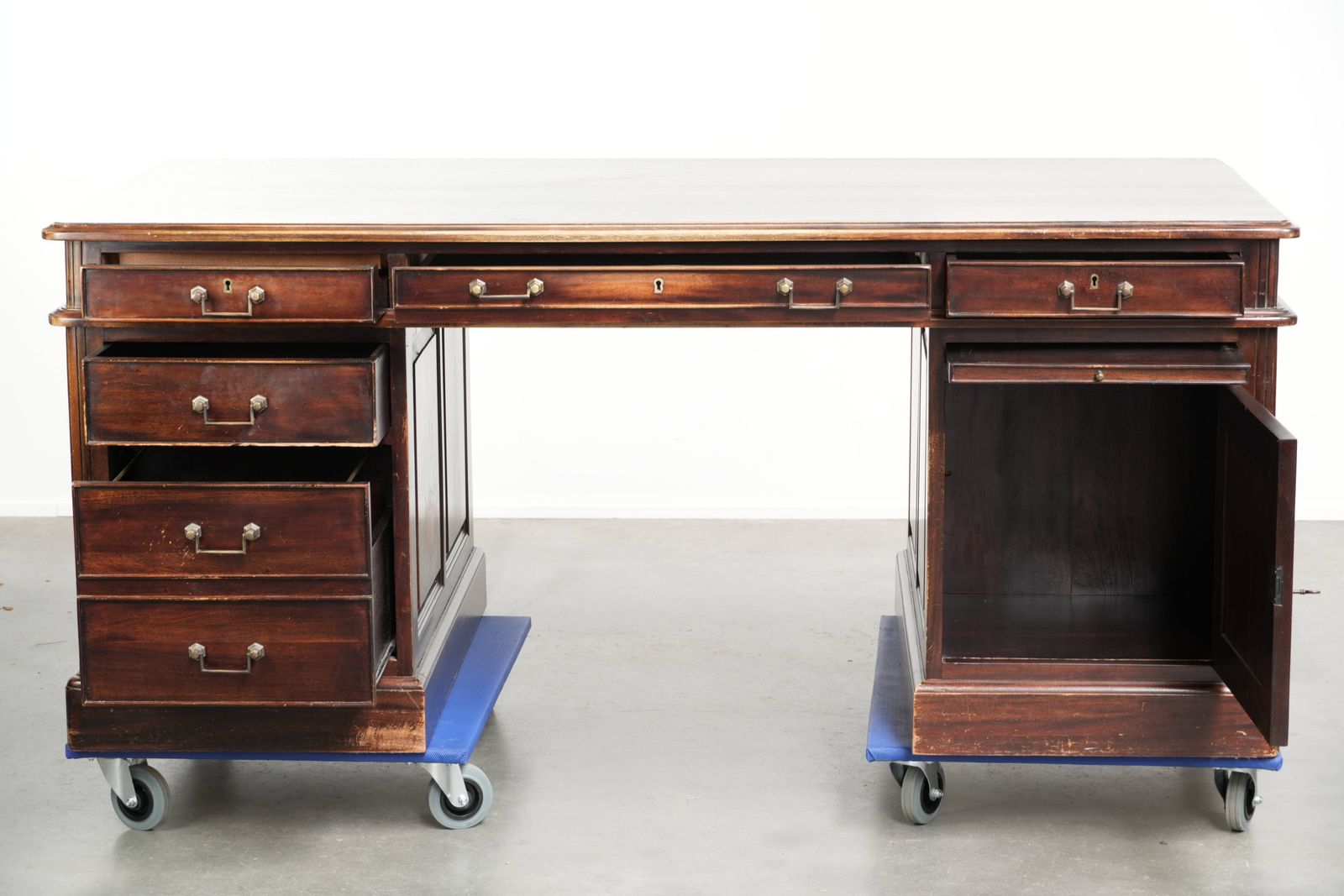 20e-eeuwse houten bureau/partnerbureau in Engelse stijl met een mooi uiterlijk photo for sale