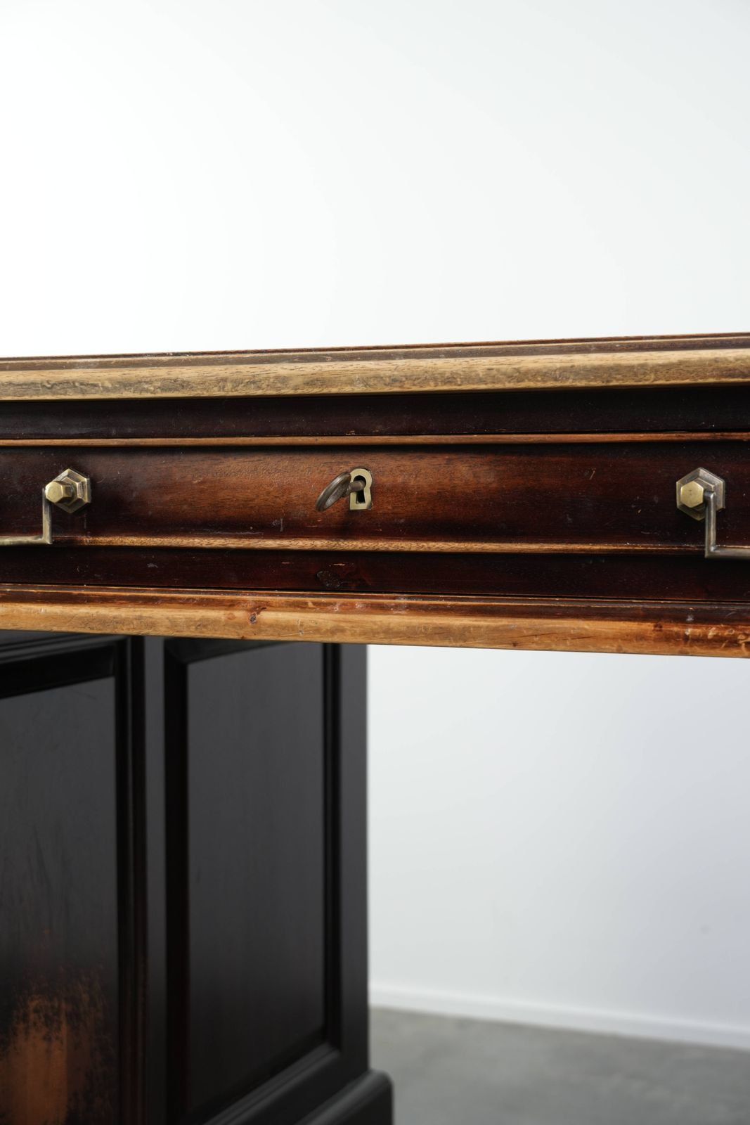photo furniture 20th Century Wooden Desk/Partner Desk In English Style With A Beautiful Appearance