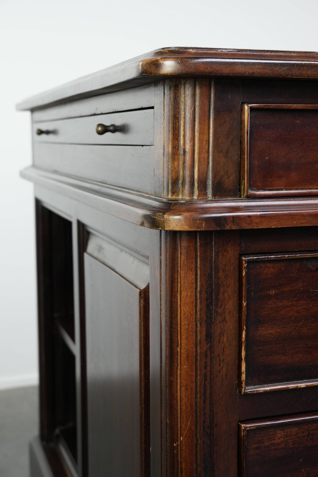 936.0 20e-eeuwse houten bureau/partnerbureau in Engelse stijl met een mooi uiterlijk photo