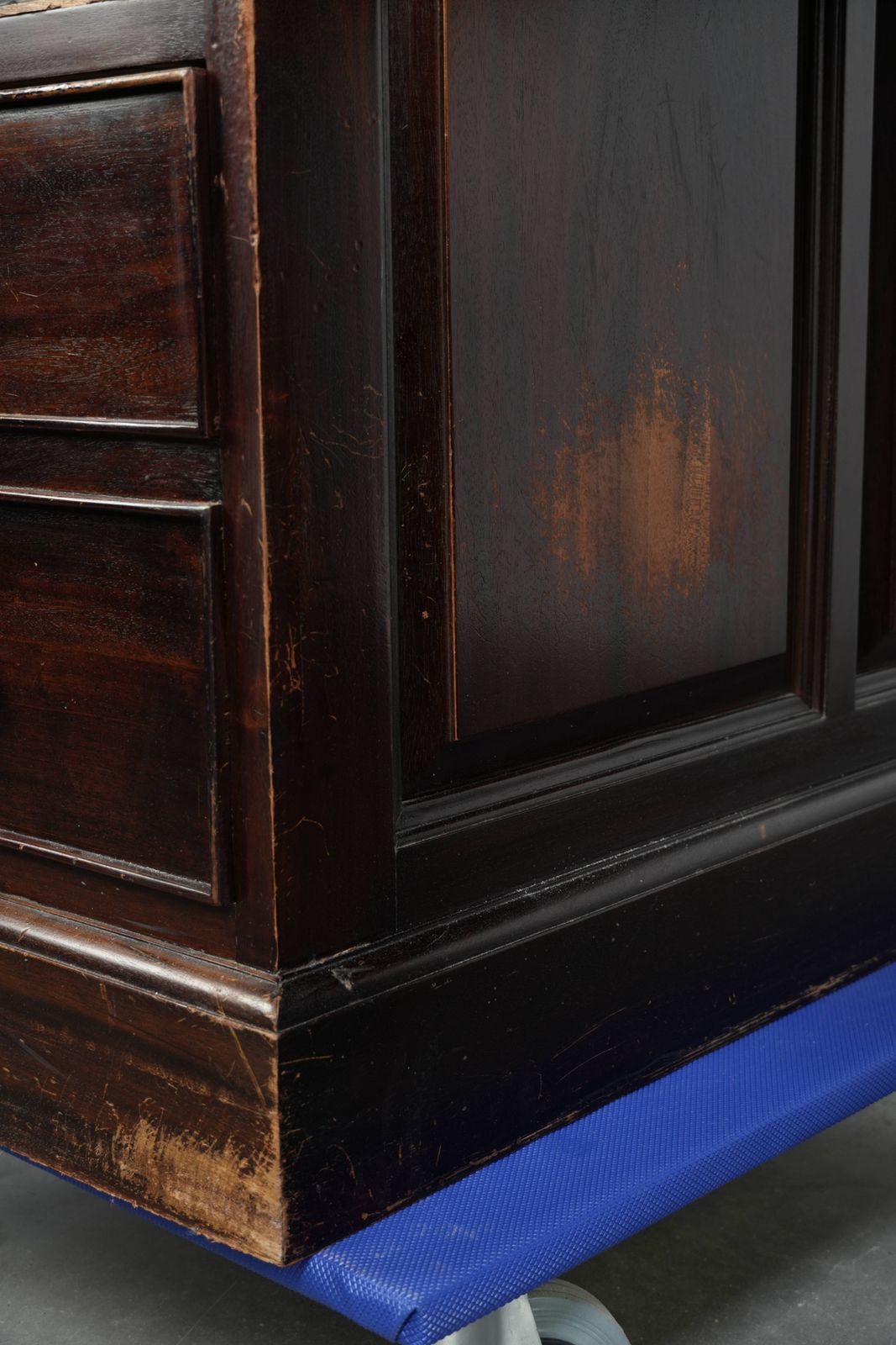 photo vinterior 20e-eeuwse houten bureau/partnerbureau in Engelse stijl met een mooi uiterlijk