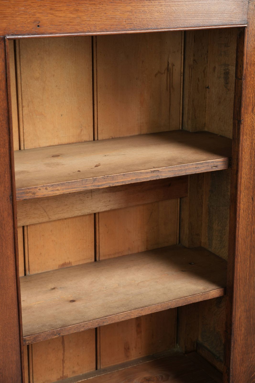 Antieke Engelse eiken boekenkast/inlegwerk kabinet uit het midden van de 19e eeuw photo vintage