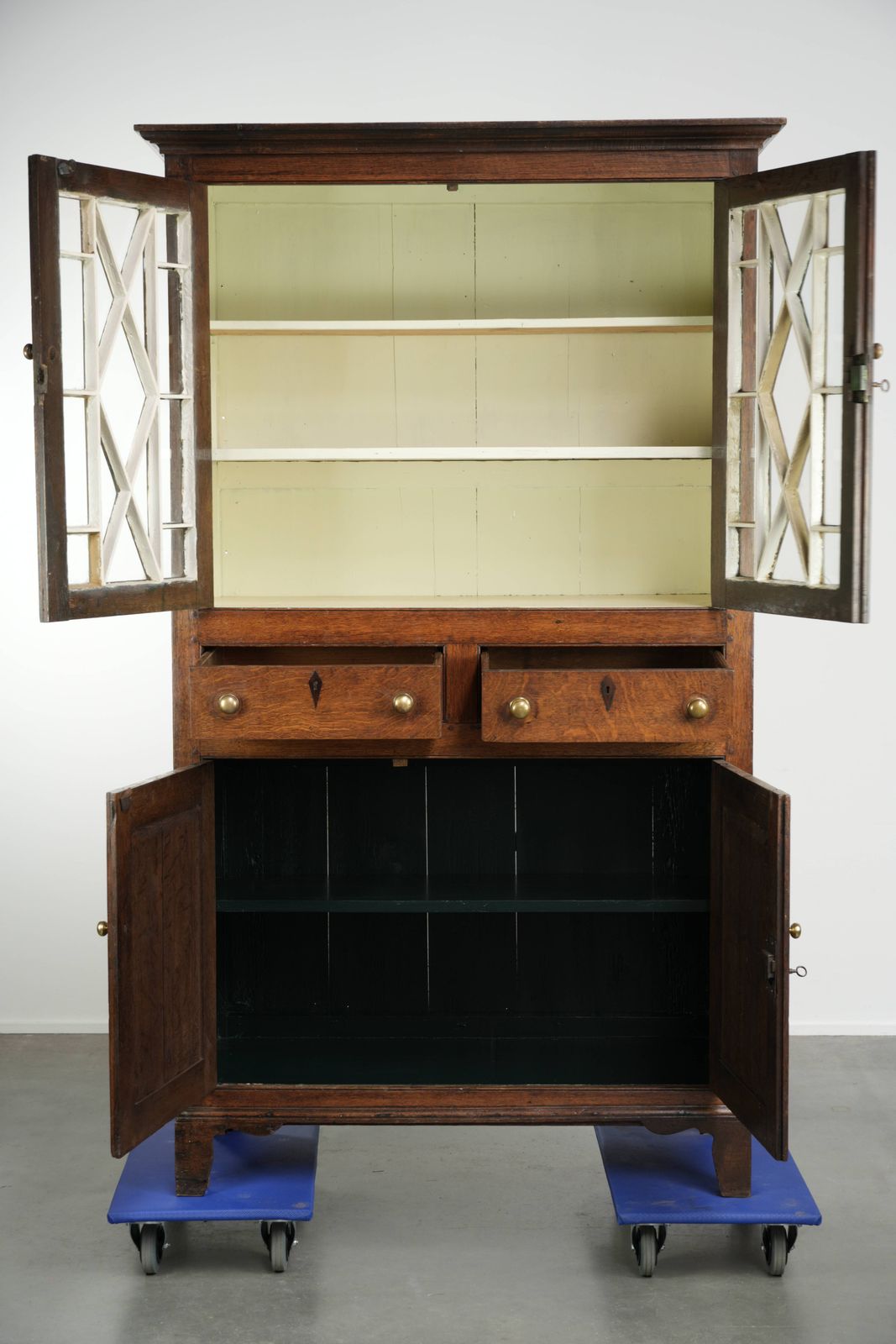 Antiek 18e-eeuws Welsh/Engels eikenhouten boeken/buffetkast met fraai glas en bijzondere details. photo furniture