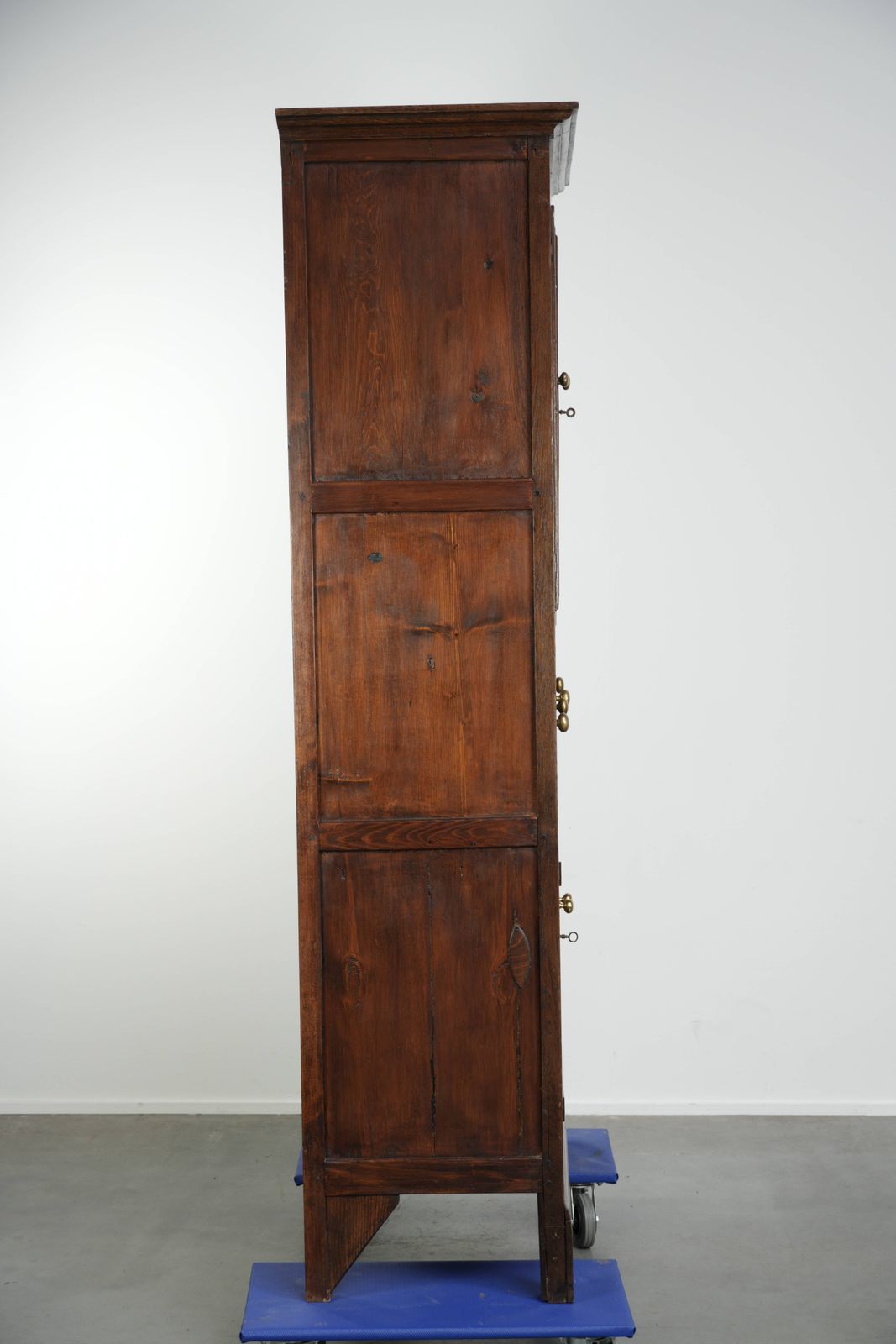 Antiek 18e-eeuws Welsh/Engels eikenhouten boeken/buffetkast met fraai glas en bijzondere details. photo for sale