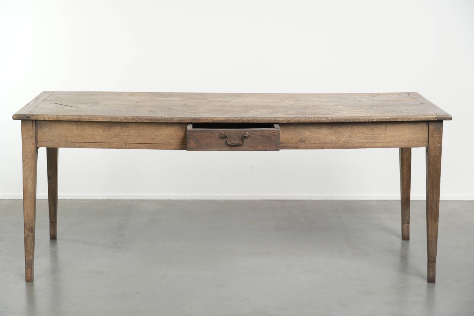 Antieke Franse eettafel van vergrijsd eikenhout voor 6 tot 8 personen, met broodlade en mooie patina. photo furniture