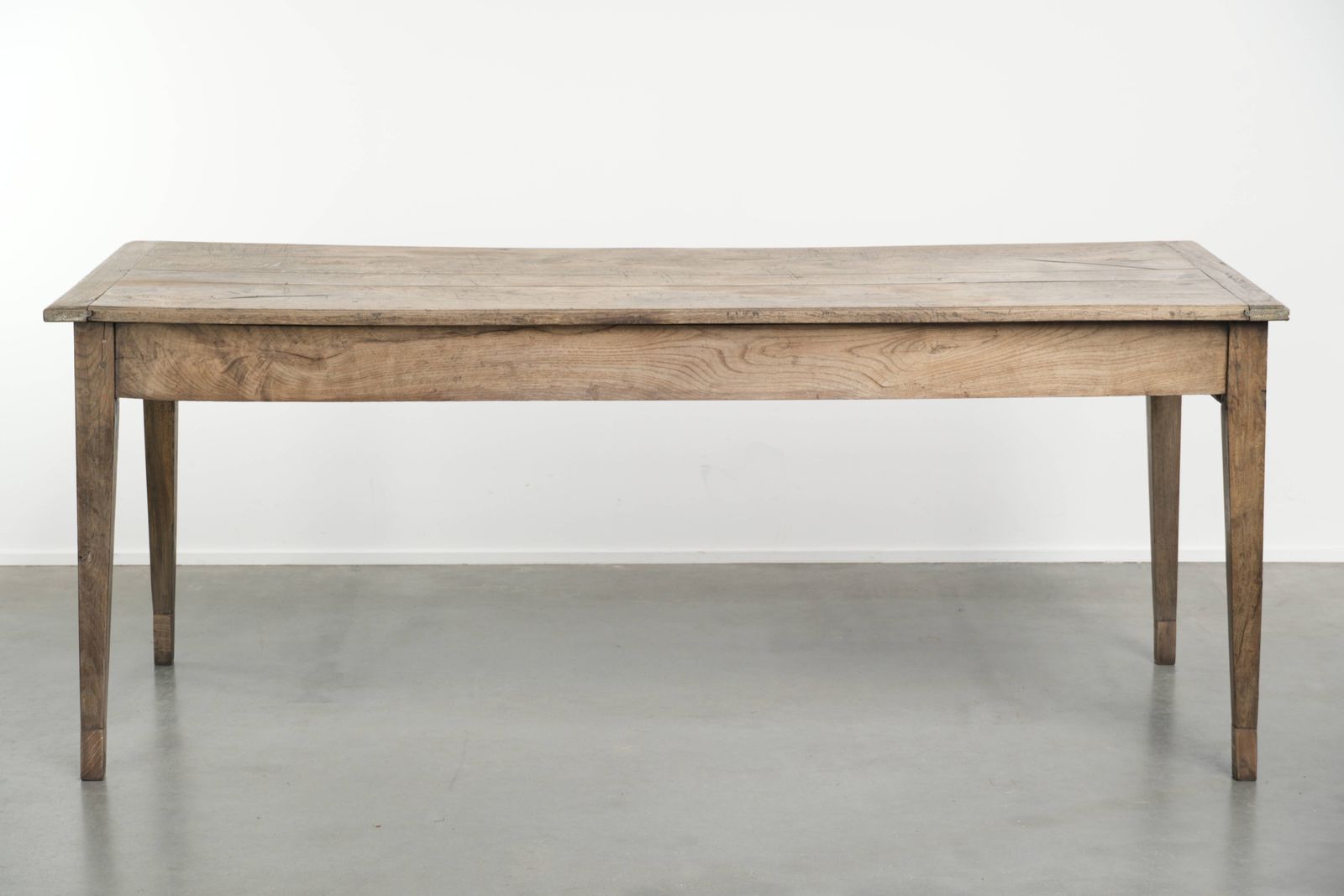 Antieke Franse eettafel van vergrijsd eikenhout voor 6 tot 8 personen, met broodlade en mooie patina. photo 2498.0