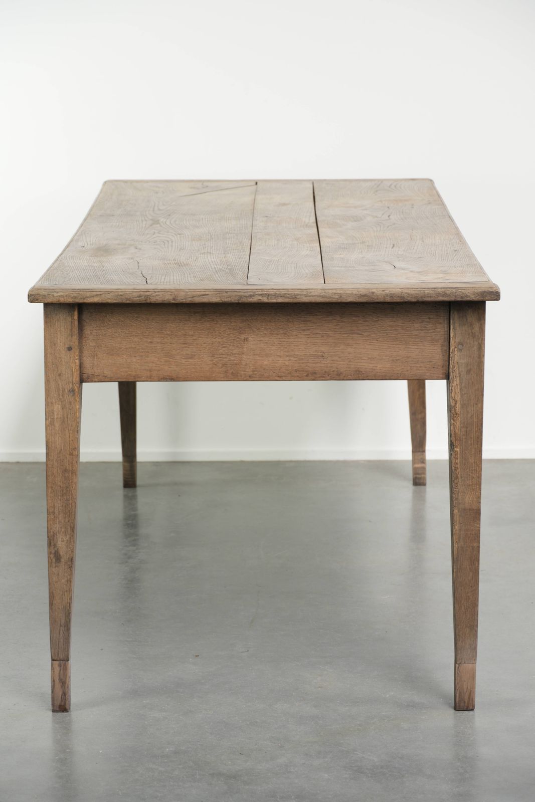 Antieke Franse eettafel van vergrijsd eikenhout voor 6 tot 8 personen, met broodlade en mooie patina. photo vinterior