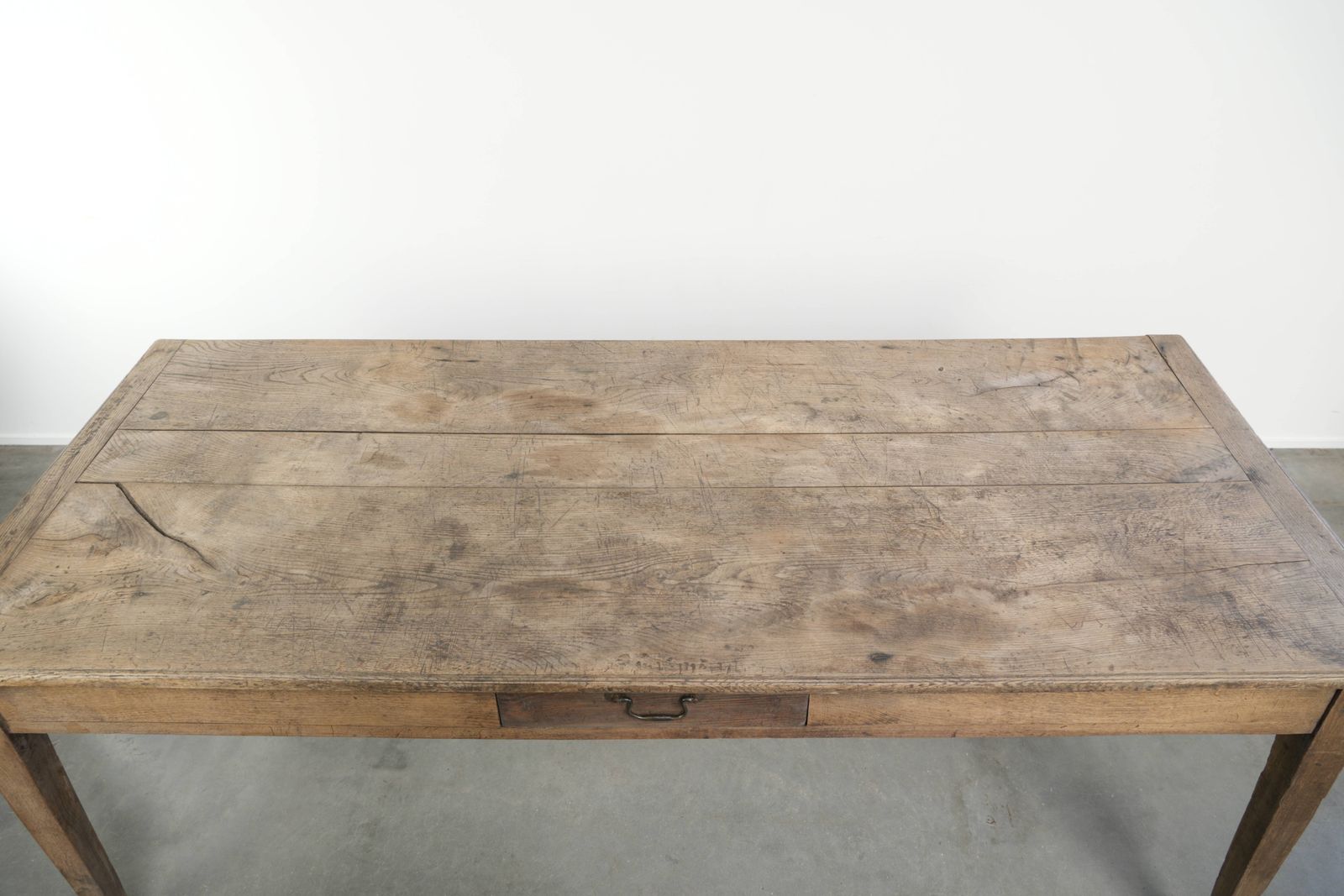 Antieke Franse eettafel van vergrijsd eikenhout voor 6 tot 8 personen, met broodlade en mooie patina. photo buy
