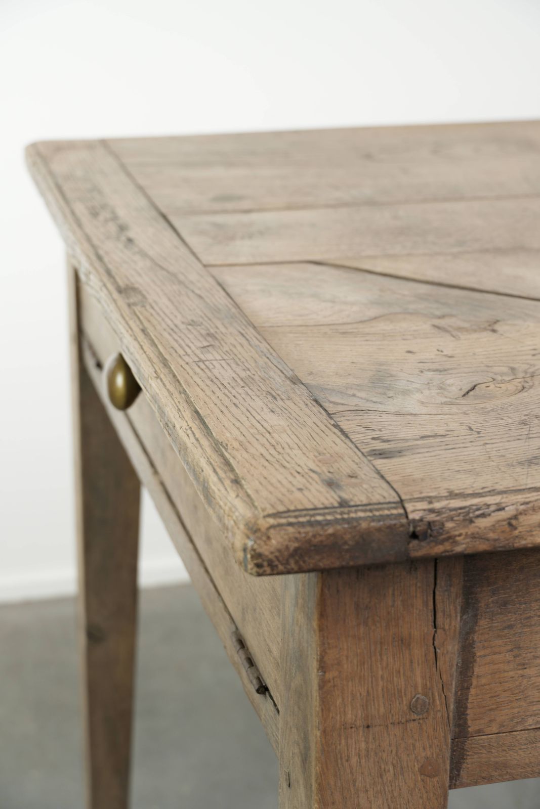 2498.0 Antieke Franse eettafel van vergrijsd eikenhout voor 6 tot 8 personen, met broodlade en mooie patina. photo