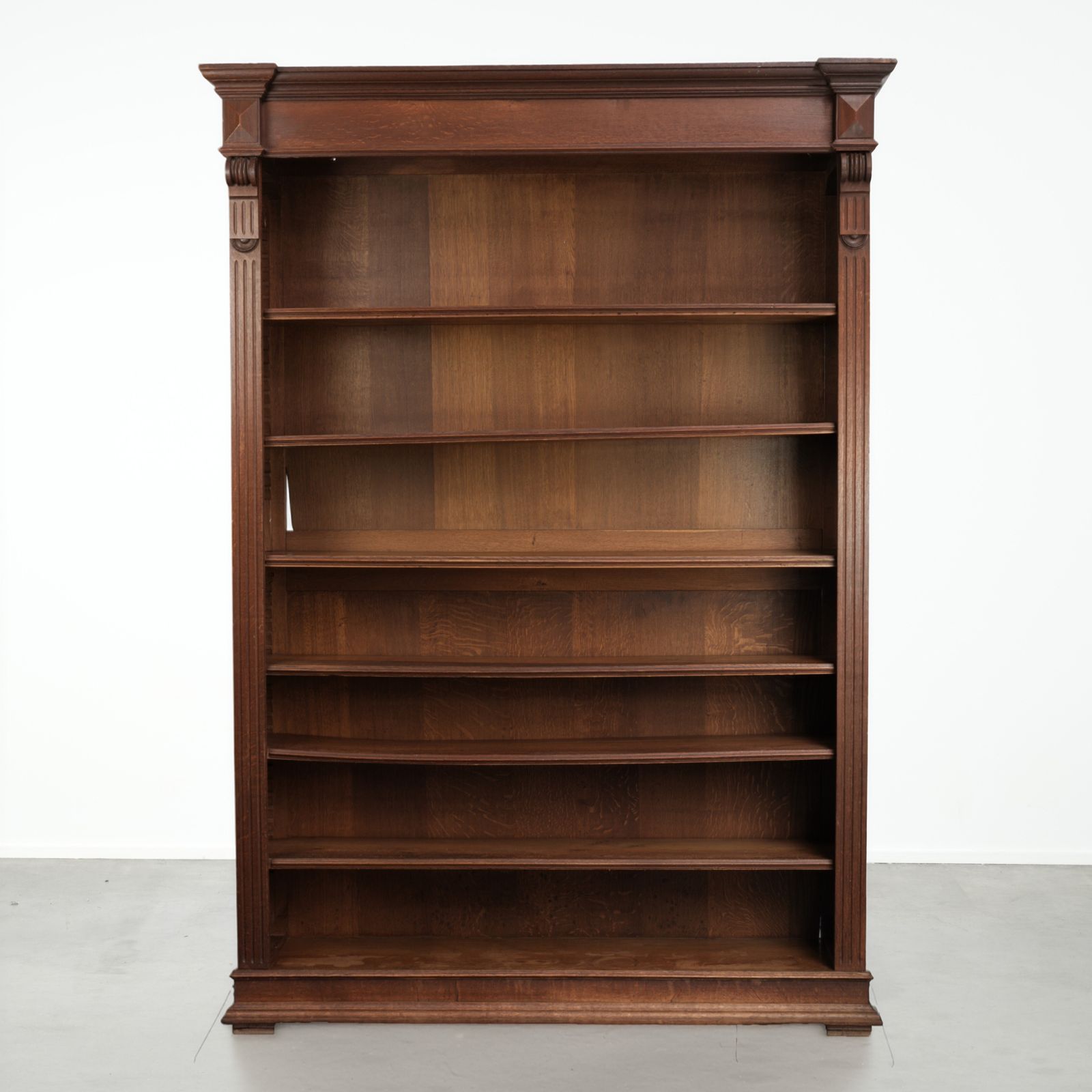 Grote antieke Nederlandse eiken boekenkast, begin 20e eeuw, met elegante details