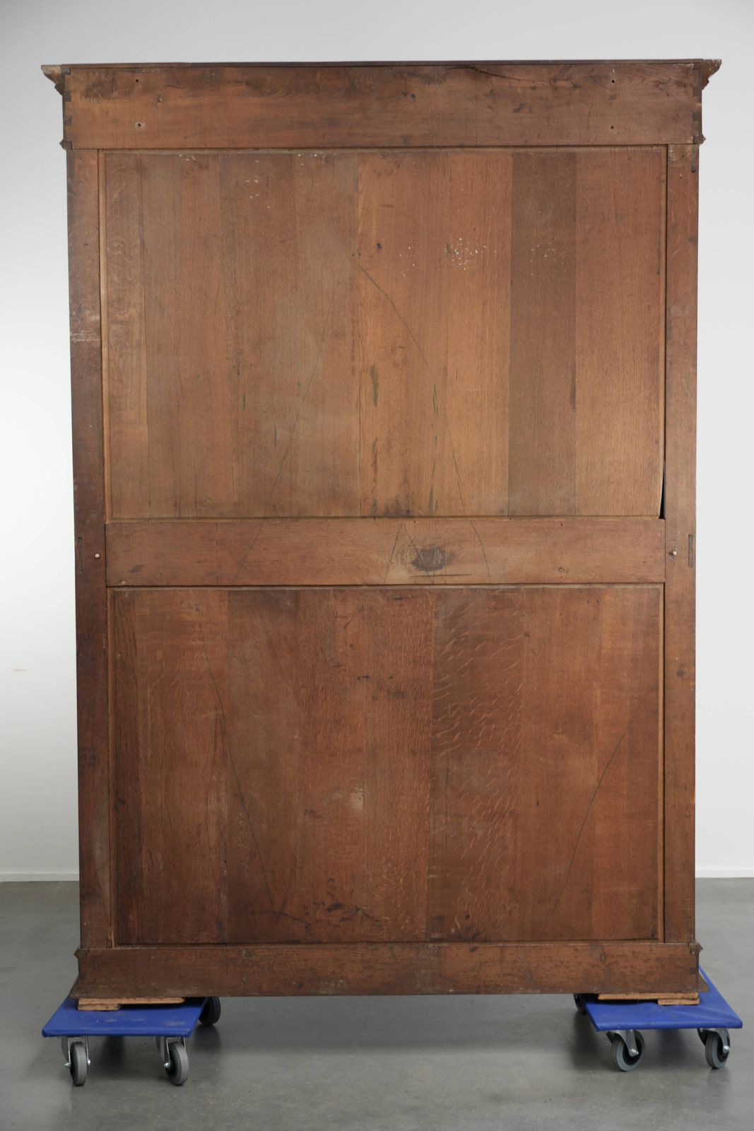 Grote antieke Nederlandse eiken boekenkast, begin 20e eeuw, met elegante details photo for sale