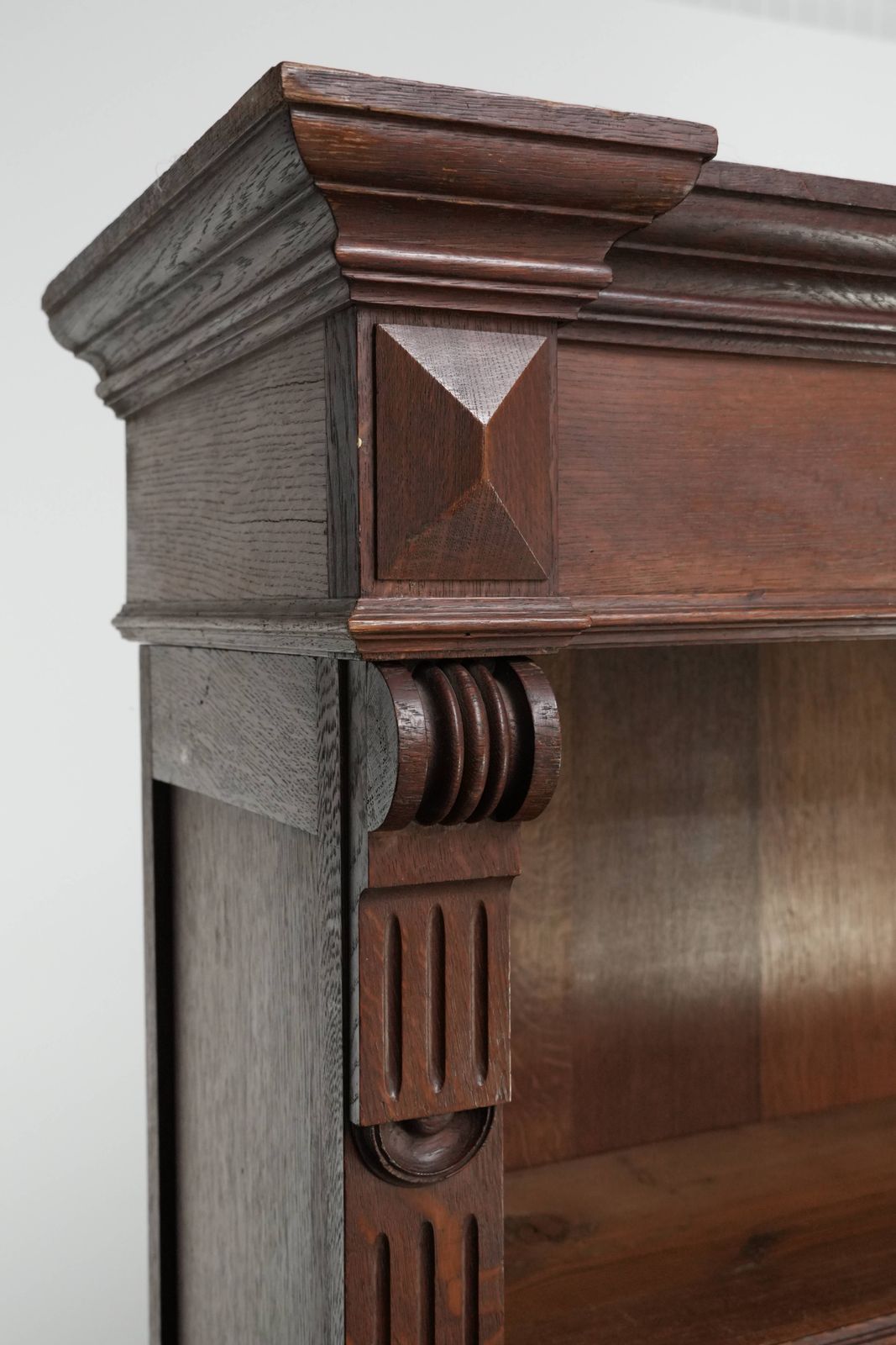 Grote antieke Nederlandse eiken boekenkast, begin 20e eeuw, met elegante details photo buy