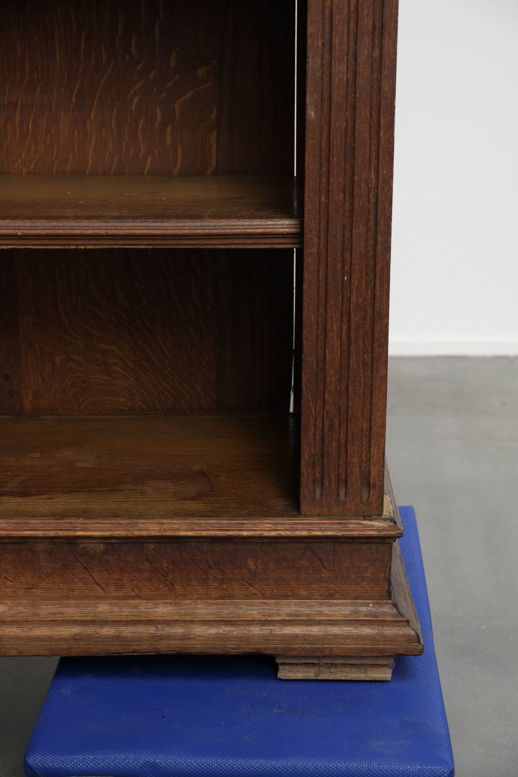 Grote antieke Nederlandse eiken boekenkast, begin 20e eeuw, met elegante details photo vintage