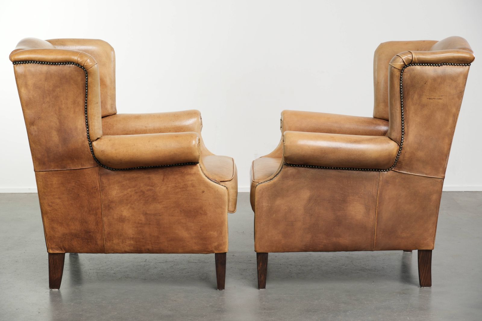 Set van twee lichte cowhide oorfauteuils met een tijdloze Engelse uitstraling en goed zitcomfort photo furniture