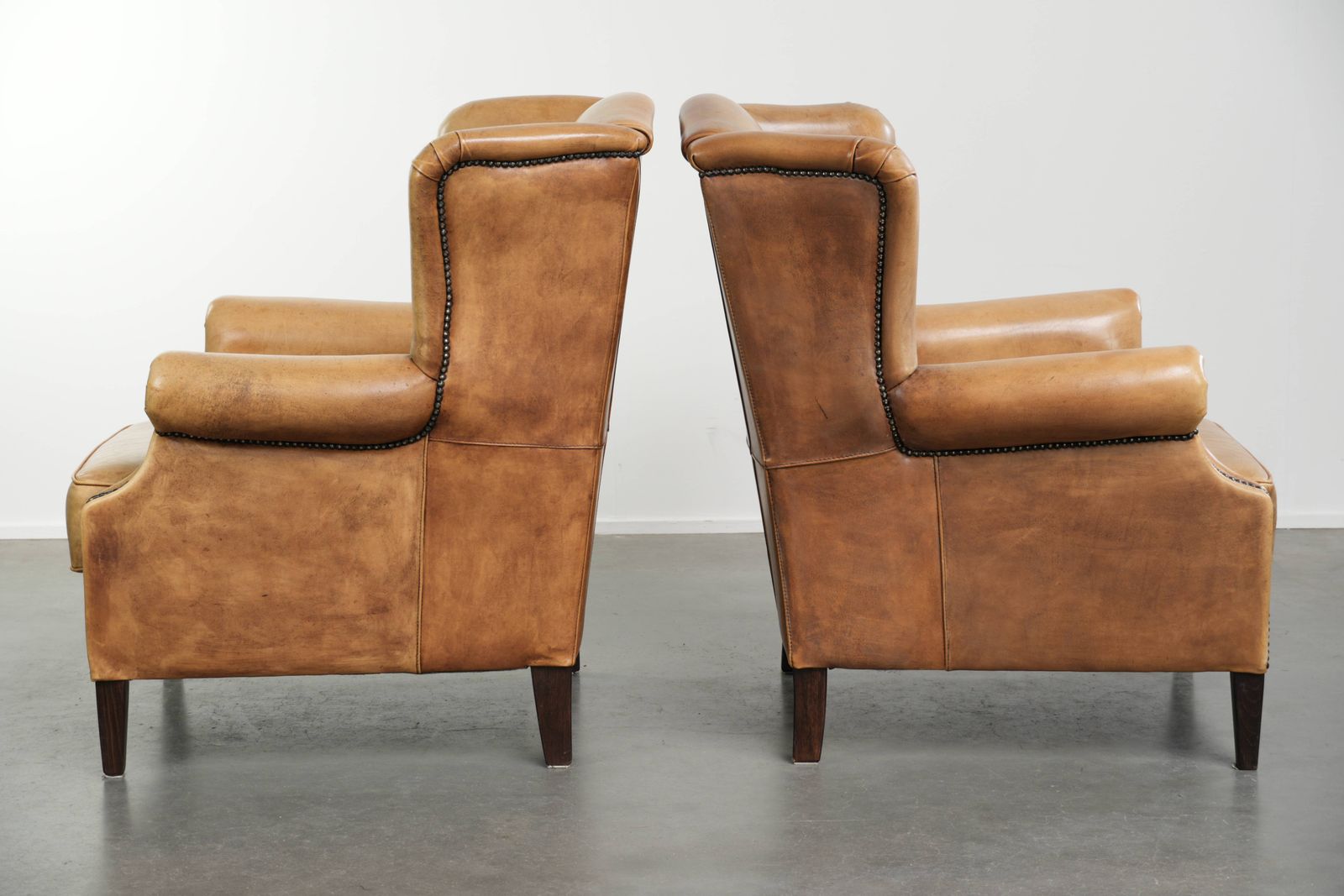 Set van twee lichte cowhide oorfauteuils met een tijdloze Engelse uitstraling en goed zitcomfort photo Meubels