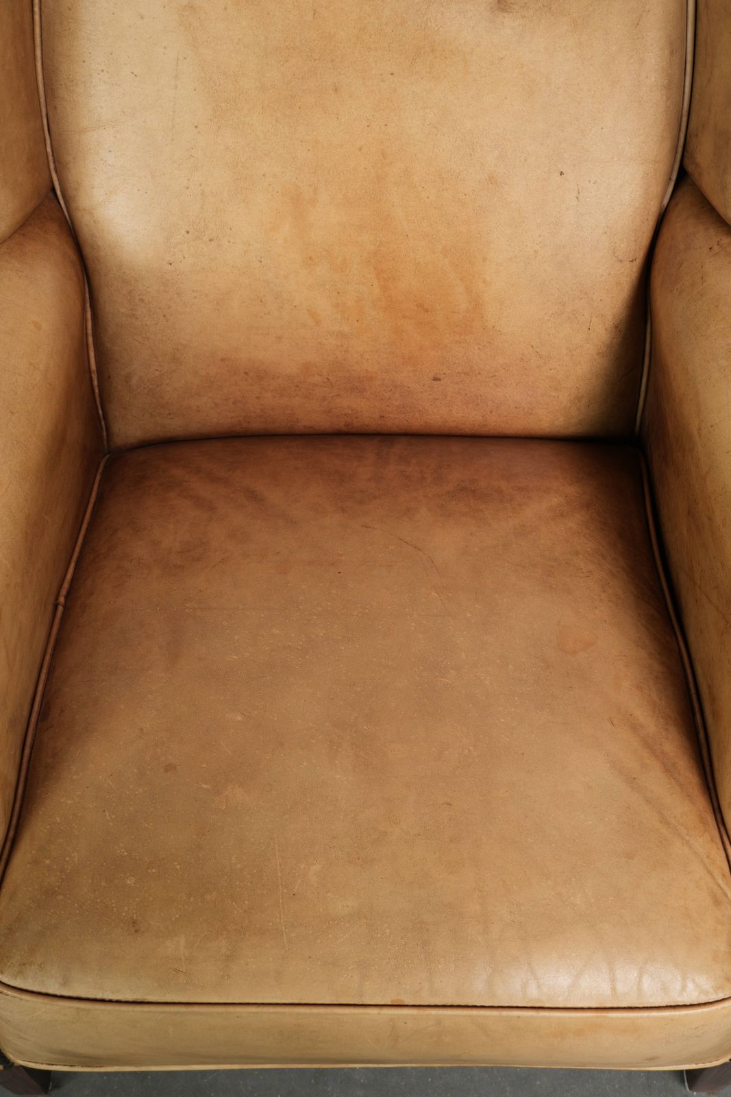Set van twee lichte cowhide oorfauteuils met een tijdloze Engelse uitstraling en goed zitcomfort photo vinterior