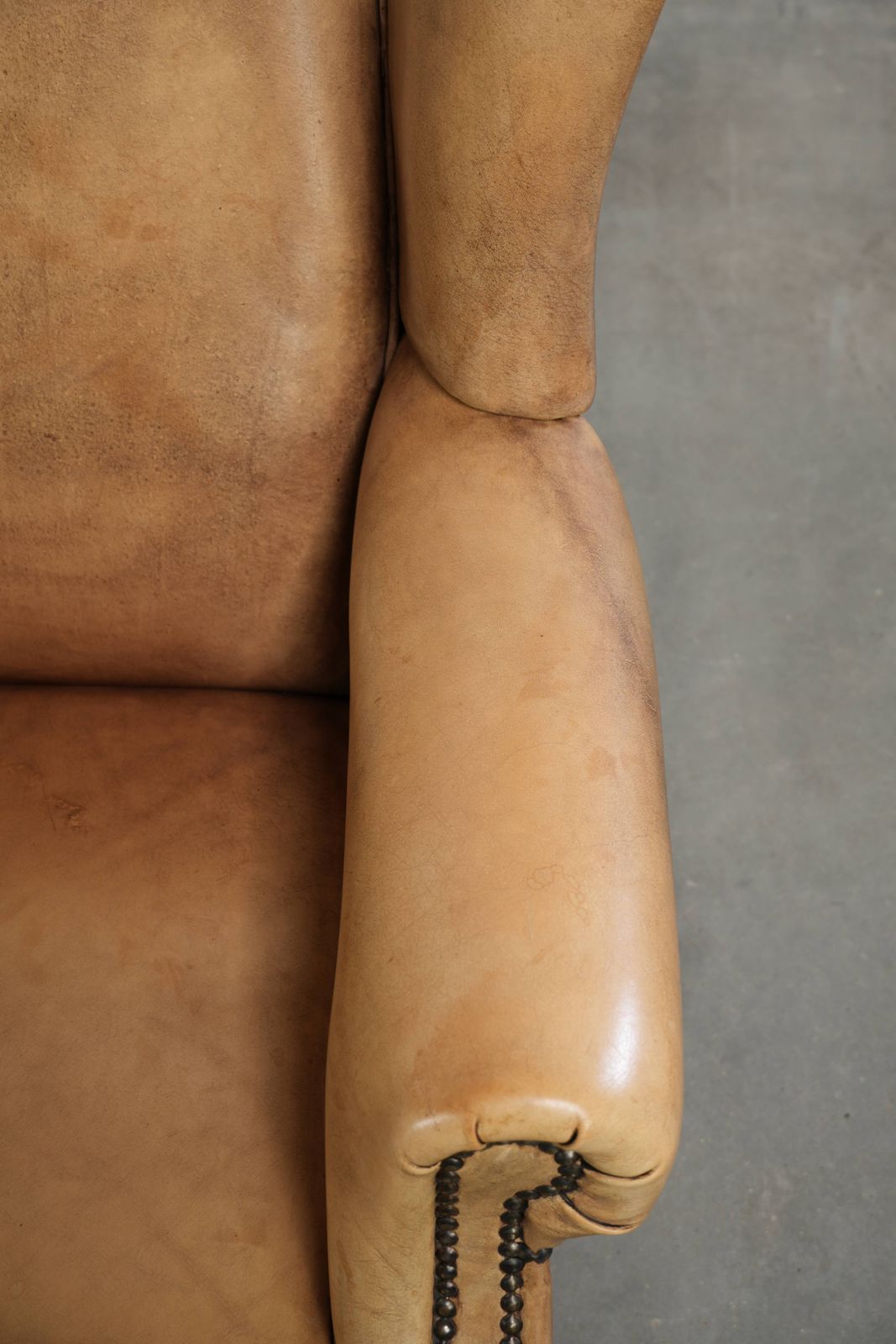 photo furniture Set van twee lichte cowhide oorfauteuils met een tijdloze Engelse uitstraling en goed zitcomfort