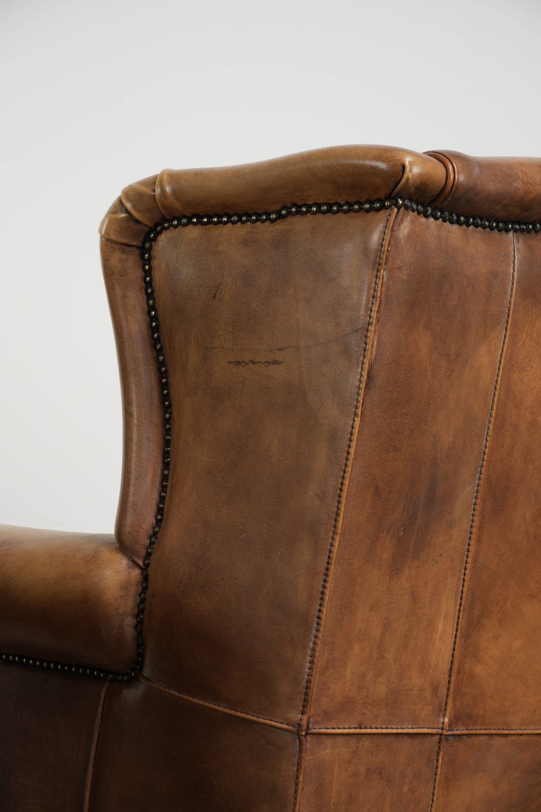 photo vintage Set van twee lichte cowhide oorfauteuils met een tijdloze Engelse uitstraling en goed zitcomfort