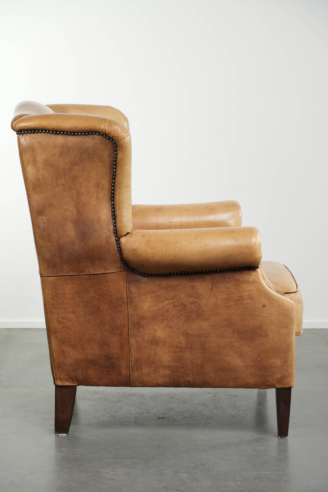 Lichte koeienhuid fauteuil met vleugelleuningen, een mooie tijdloze Engelse uitstraling en goed zitcomfort. photo for sale