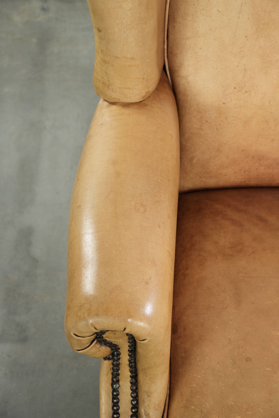 Lichte koeienhuid fauteuil met vleugelleuningen, een mooie tijdloze Engelse uitstraling en goed zitcomfort. photo buy