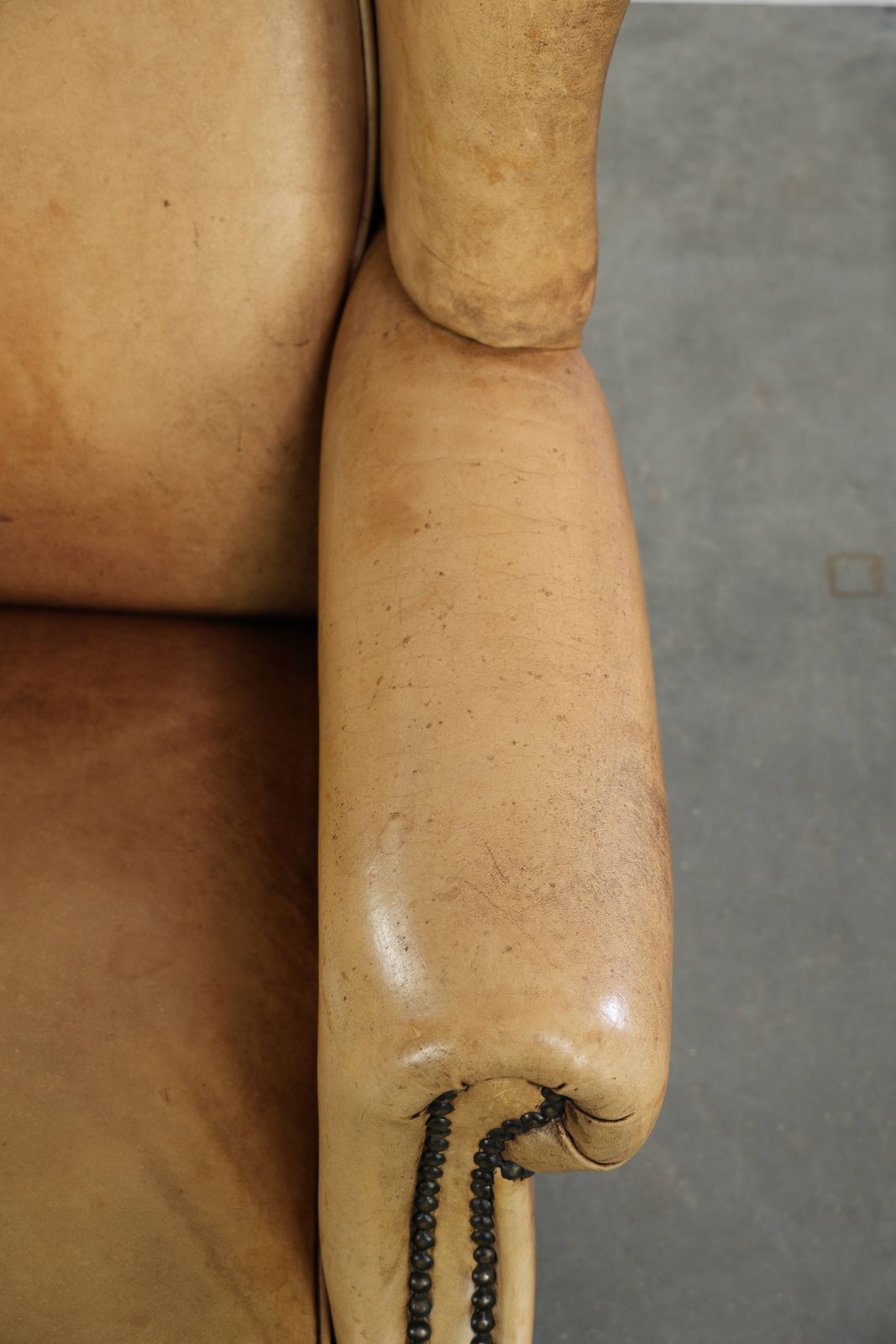 Lichte koeienhuid fauteuil met vleugelleuningen, een mooie tijdloze Engelse uitstraling en goed zitcomfort. photo vintage