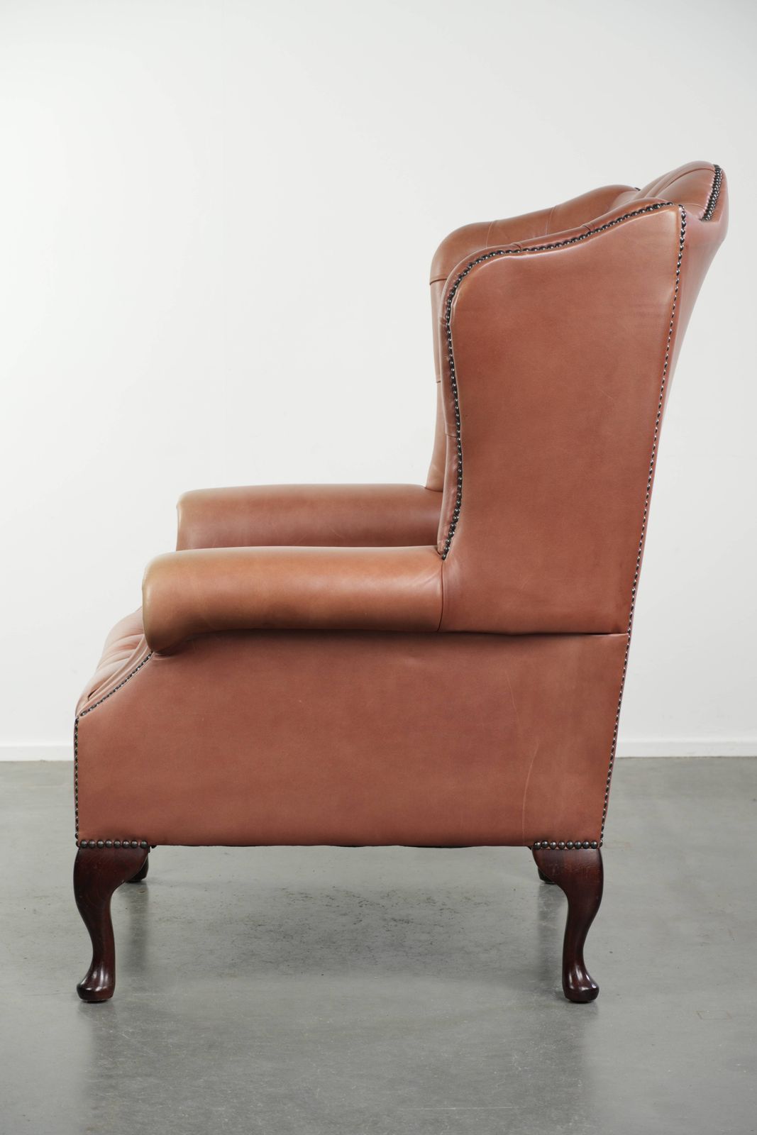 Klassieke Engelse Chesterfield-vleugelfauteuil met koeienhuid, knoopsluiting, mooie patina en fraaie kleuren. photo 960.0